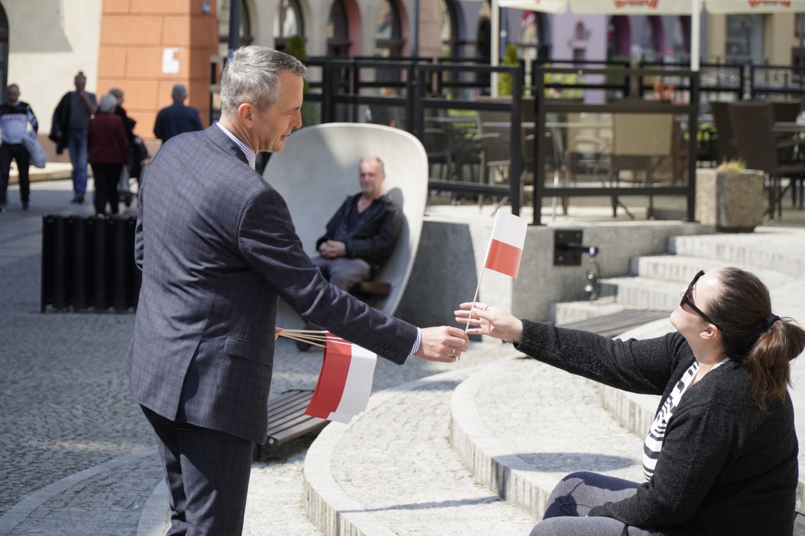 Zdjęcie w galerii na portalu naszraciborz.pl: Prezydent i raciborscy strzelcy rozdawali flagi wiadomości z regionu