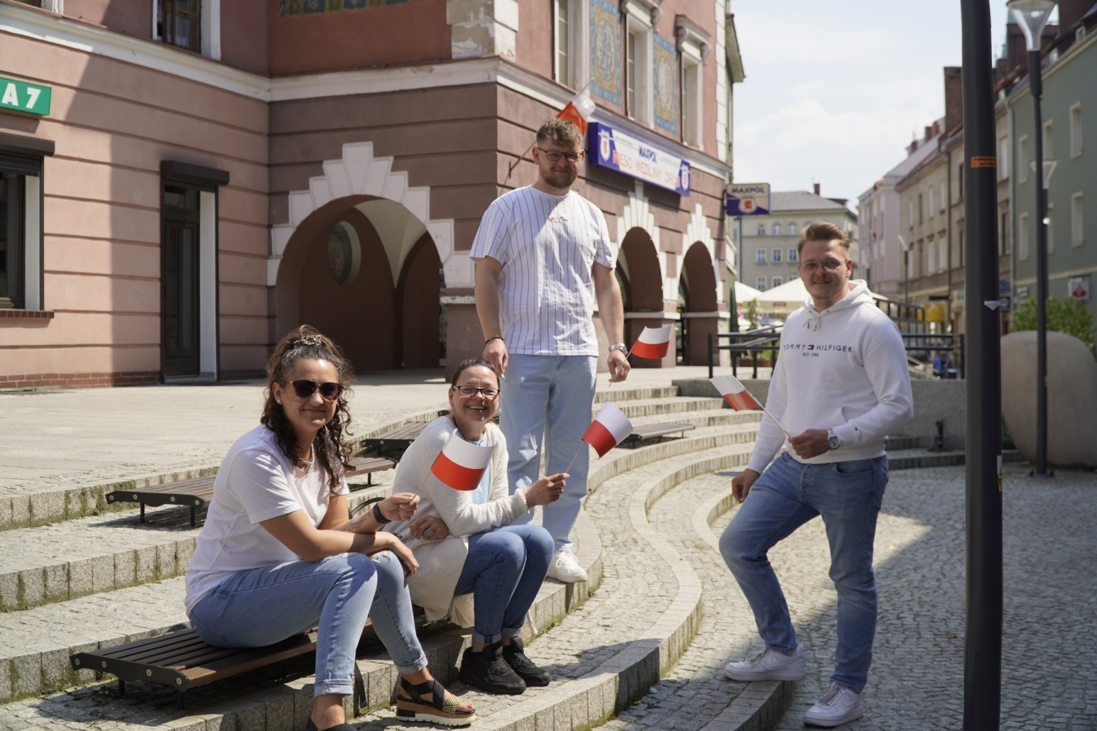 Zdjęcie w galerii na portalu naszraciborz.pl: Prezydent i raciborscy strzelcy rozdawali flagi wiadomości z regionu