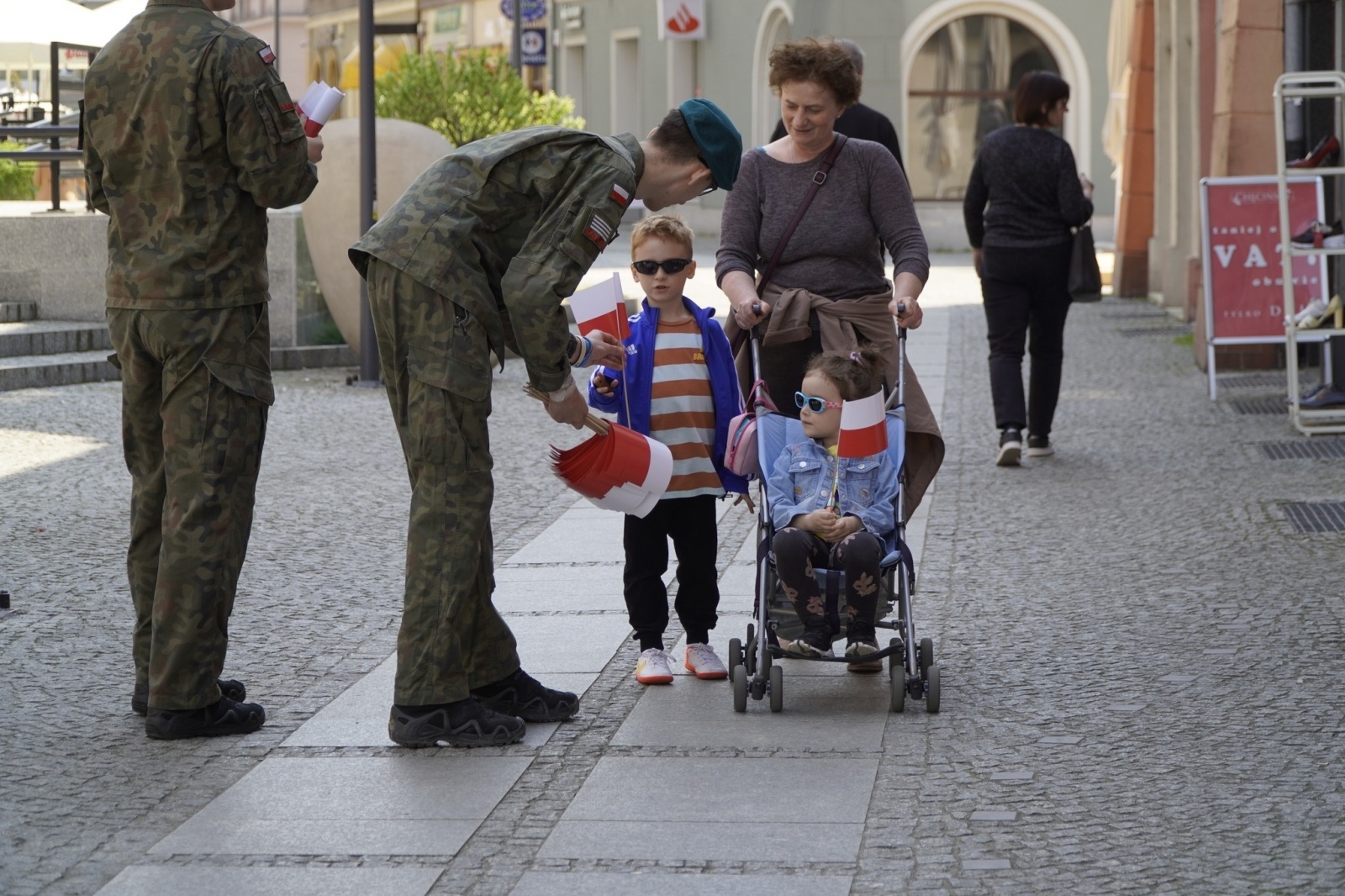 Zdjęcie w galerii na portalu naszraciborz.pl: Prezydent i raciborscy strzelcy rozdawali flagi wiadomości z regionu