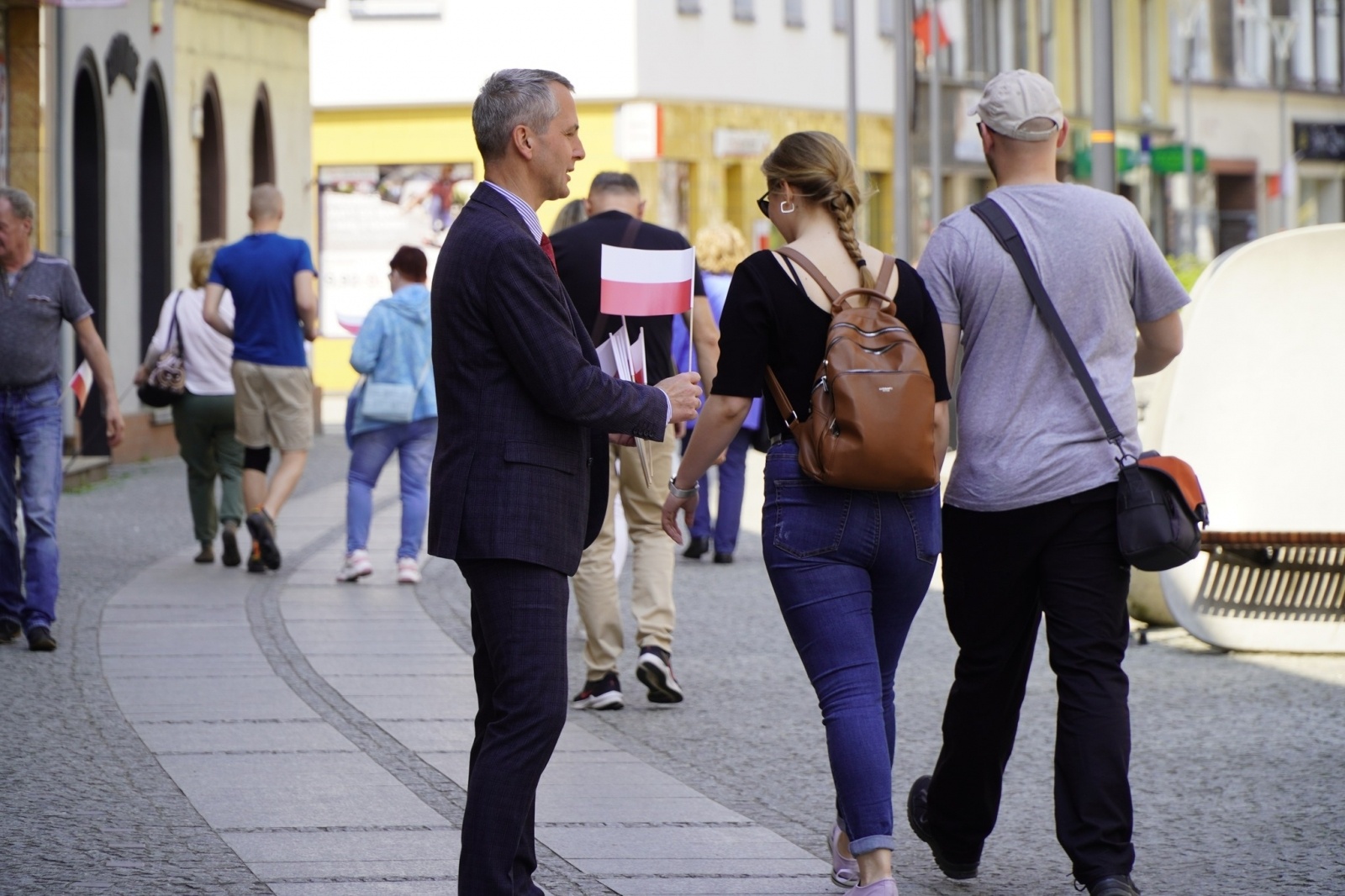 Zdjęcie w galerii na portalu naszraciborz.pl: Prezydent i raciborscy strzelcy rozdawali flagi wiadomości z regionu
