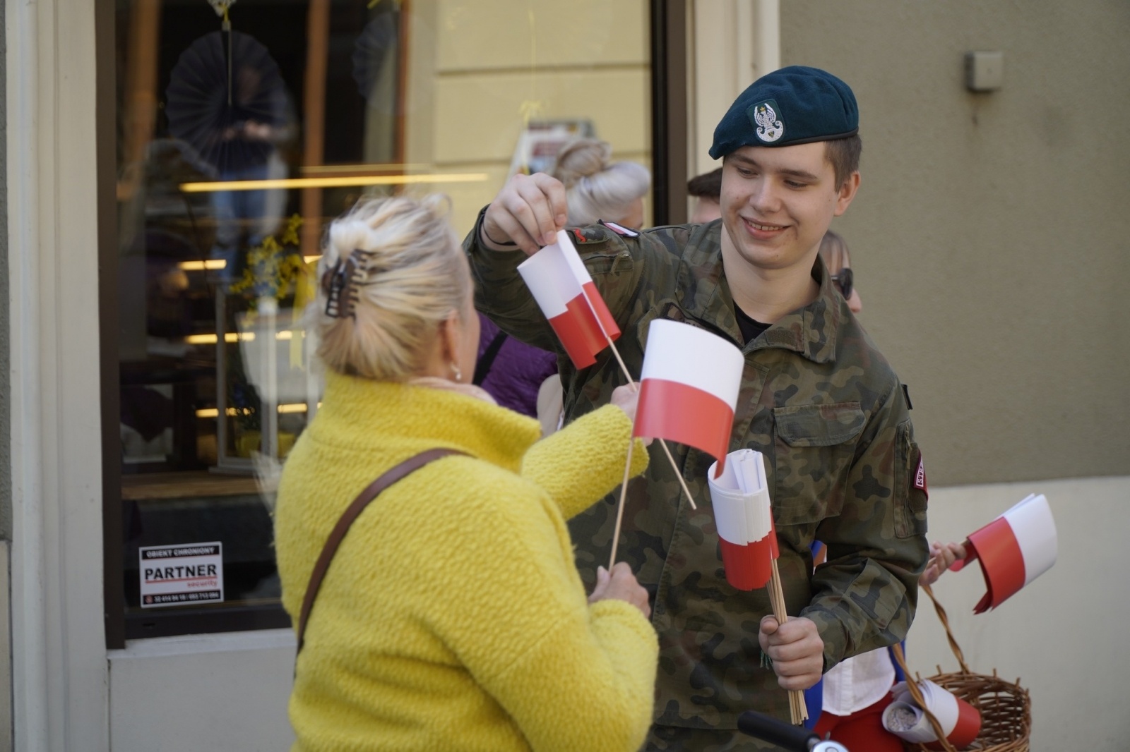 Zdjęcie w galerii na portalu naszraciborz.pl: Prezydent i raciborscy strzelcy rozdawali flagi wiadomości z regionu