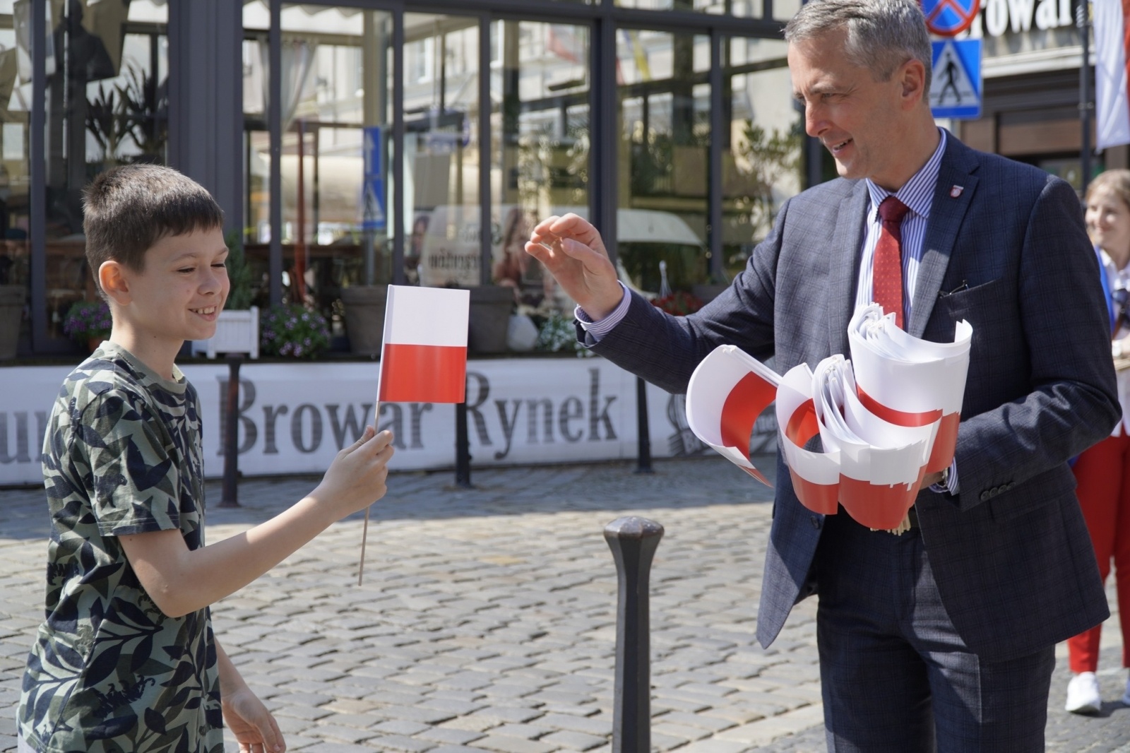 Zdjęcie w galerii na portalu naszraciborz.pl: Prezydent i raciborscy strzelcy rozdawali flagi wiadomości z regionu