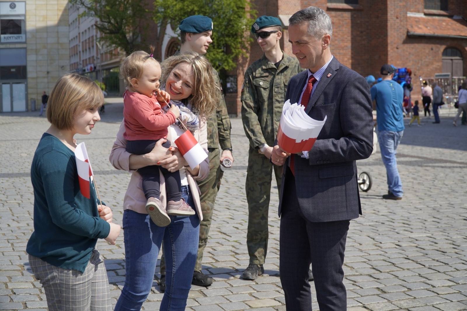 Zdjęcie w galerii na portalu naszraciborz.pl: Prezydent i raciborscy strzelcy rozdawali flagi wiadomości z regionu
