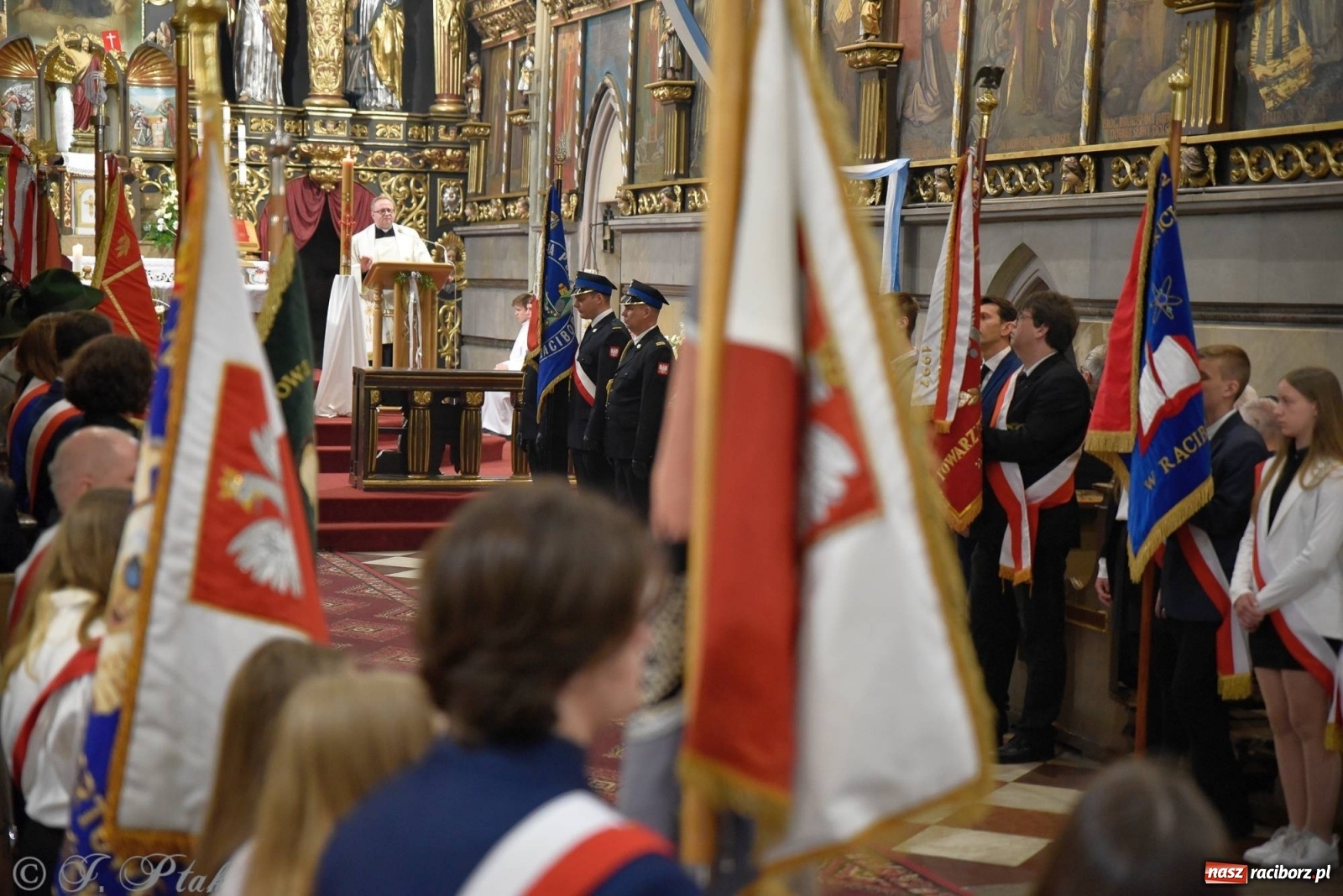 Zdjęcie w galerii na portalu naszraciborz.pl: 11 listopada w tym samym miejscu. Jak wiele się zmieniło od tamtej daty? wiadomości z regionu
