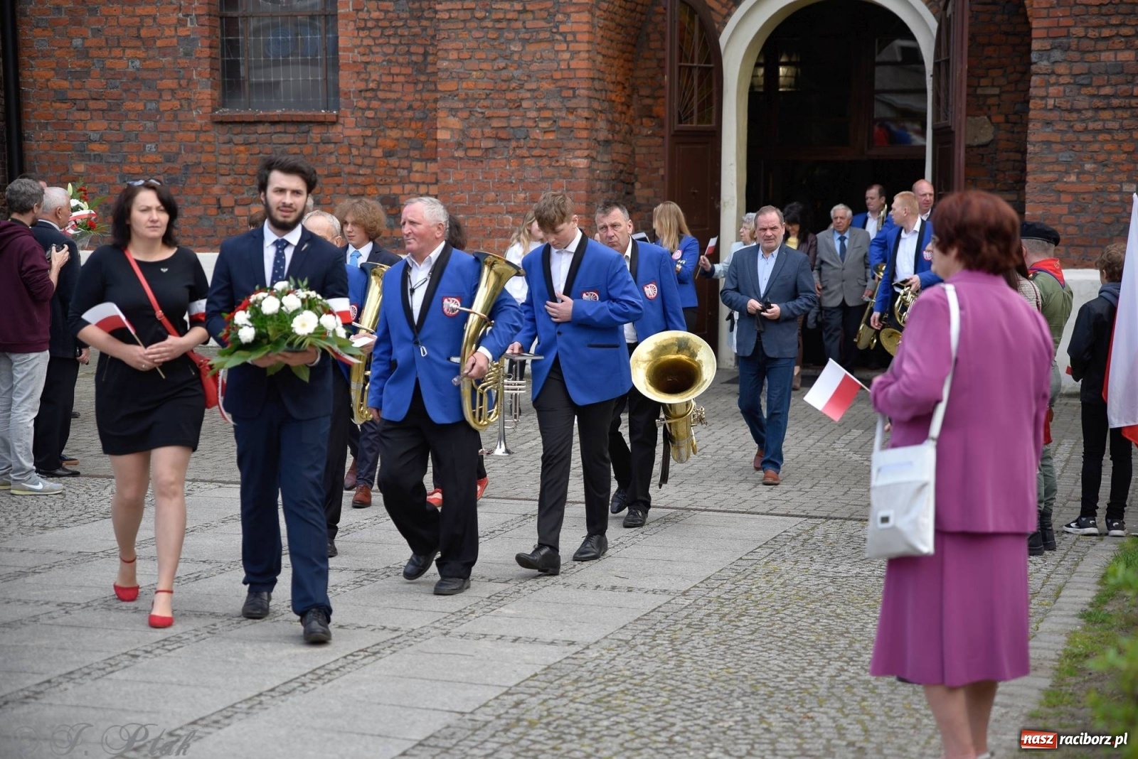 Zdjęcie w galerii na portalu naszraciborz.pl: 11 listopada w tym samym miejscu. Jak wiele się zmieniło od tamtej daty? wiadomości z regionu