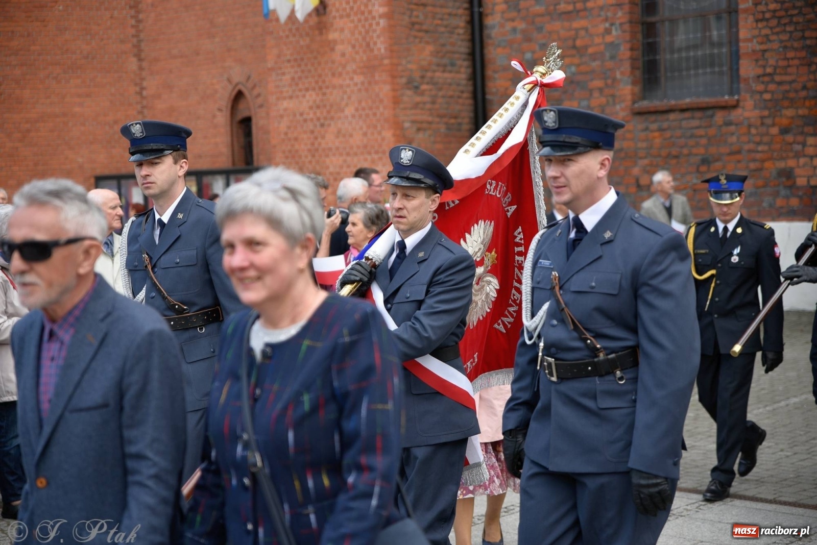 Zdjęcie w galerii na portalu naszraciborz.pl: 11 listopada w tym samym miejscu. Jak wiele się zmieniło od tamtej daty? wiadomości z regionu