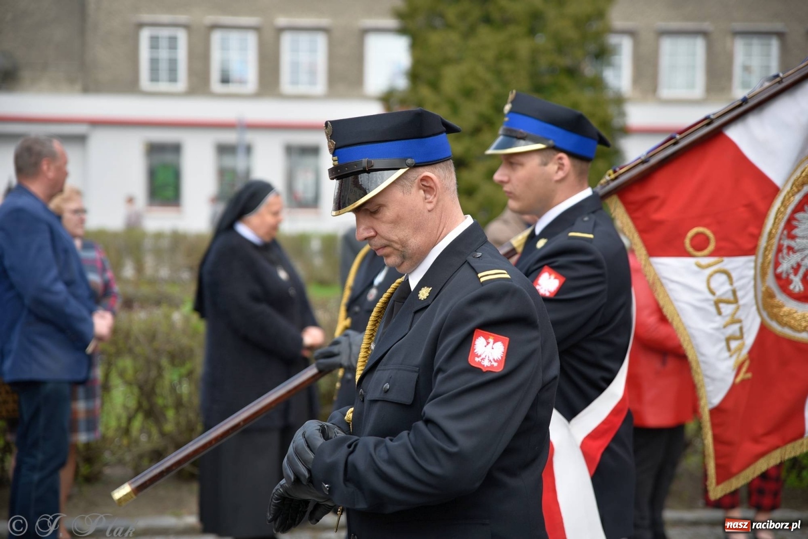 Zdjęcie w galerii na portalu naszraciborz.pl: 11 listopada w tym samym miejscu. Jak wiele się zmieniło od tamtej daty? wiadomości z regionu