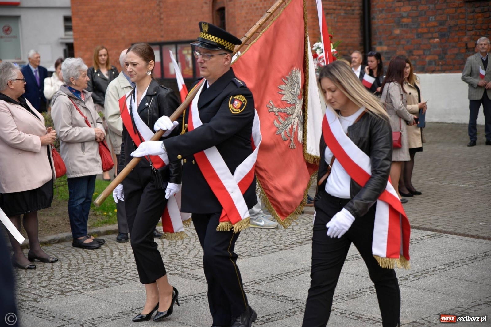 Zdjęcie w galerii na portalu naszraciborz.pl: 11 listopada w tym samym miejscu. Jak wiele się zmieniło od tamtej daty? wiadomości z regionu