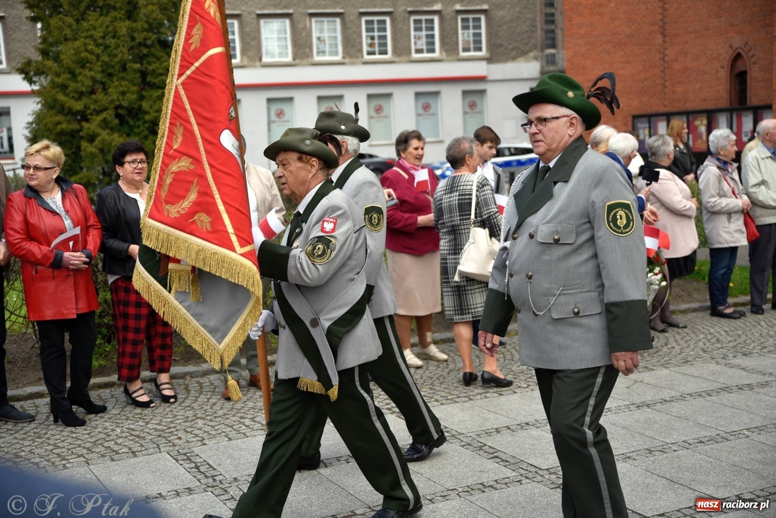 Zdjęcie w galerii na portalu naszraciborz.pl: 11 listopada w tym samym miejscu. Jak wiele się zmieniło od tamtej daty? wiadomości z regionu