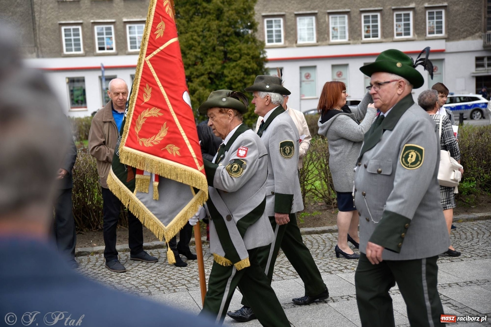 Zdjęcie w galerii na portalu naszraciborz.pl: 11 listopada w tym samym miejscu. Jak wiele się zmieniło od tamtej daty? wiadomości z regionu