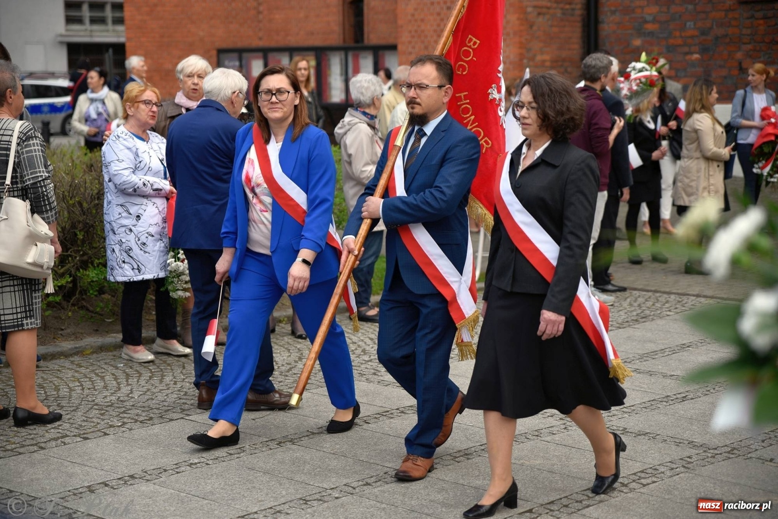 Zdjęcie w galerii na portalu naszraciborz.pl: 11 listopada w tym samym miejscu. Jak wiele się zmieniło od tamtej daty? wiadomości z regionu