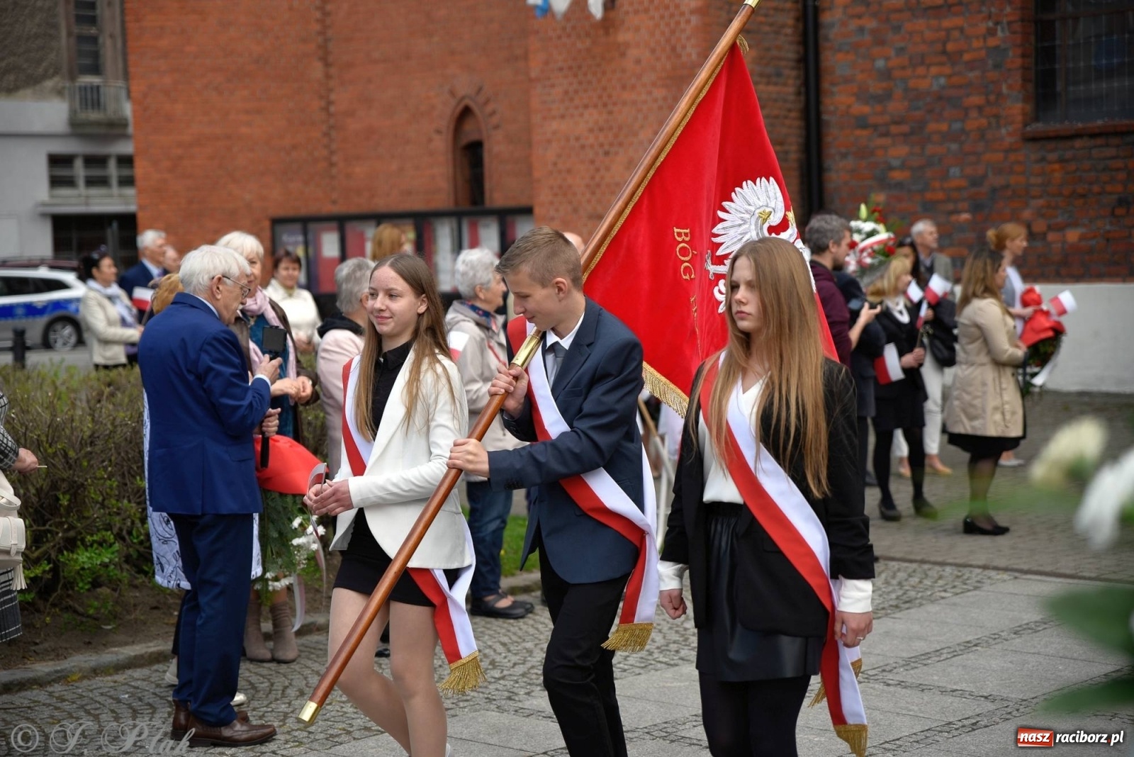 Zdjęcie w galerii na portalu naszraciborz.pl: 11 listopada w tym samym miejscu. Jak wiele się zmieniło od tamtej daty? wiadomości z regionu