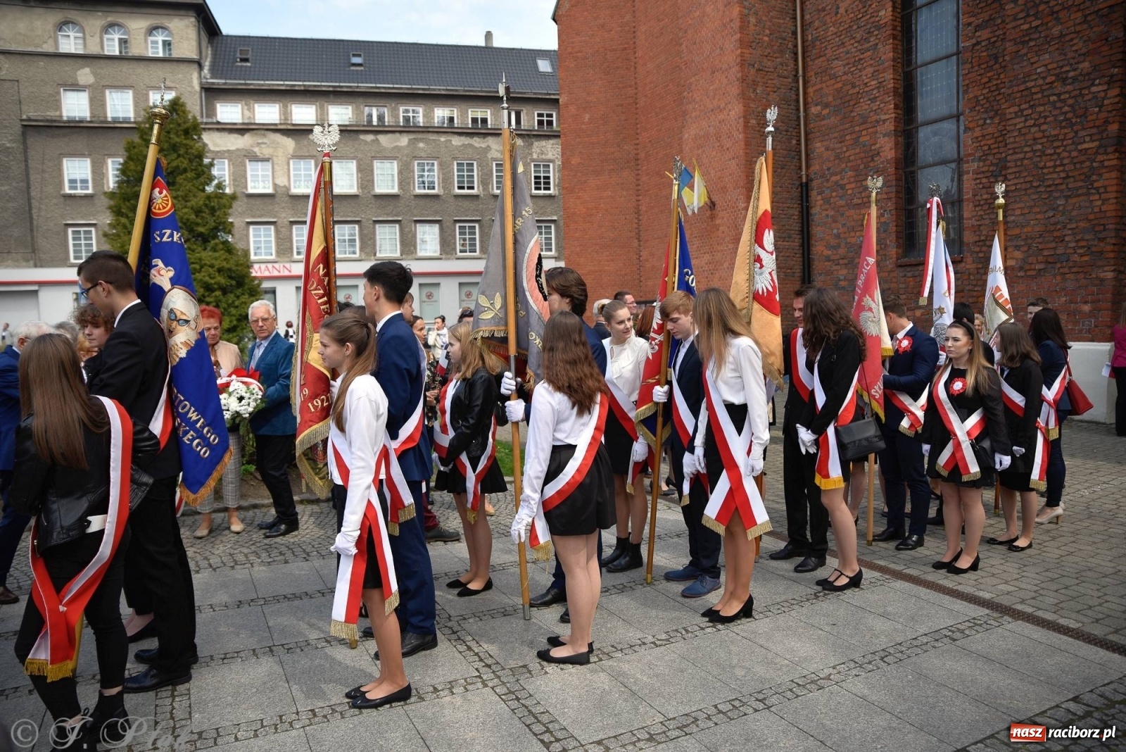 Zdjęcie w galerii na portalu naszraciborz.pl: 11 listopada w tym samym miejscu. Jak wiele się zmieniło od tamtej daty? wiadomości z regionu