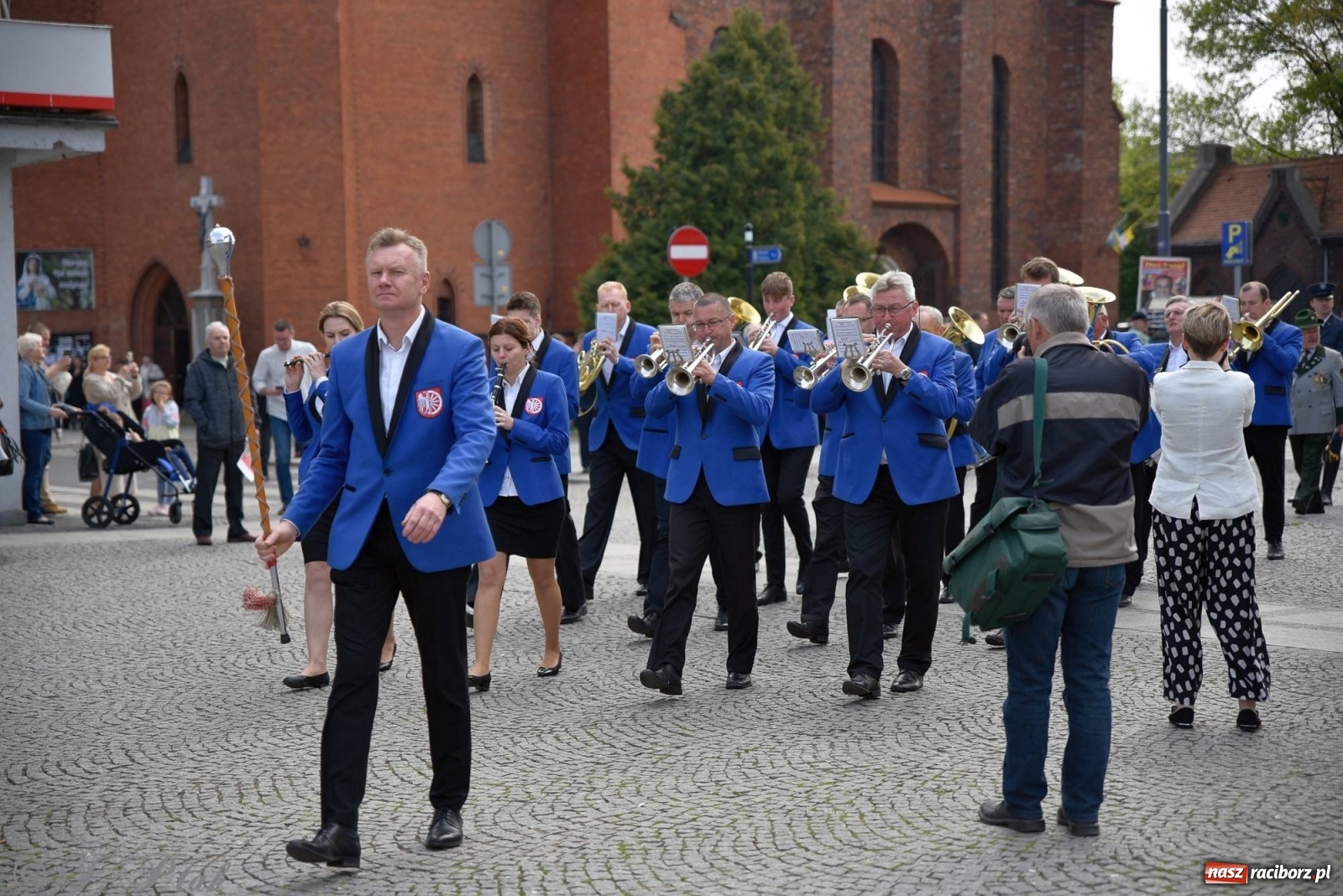 Zdjęcie w galerii na portalu naszraciborz.pl: 11 listopada w tym samym miejscu. Jak wiele się zmieniło od tamtej daty? wiadomości z regionu