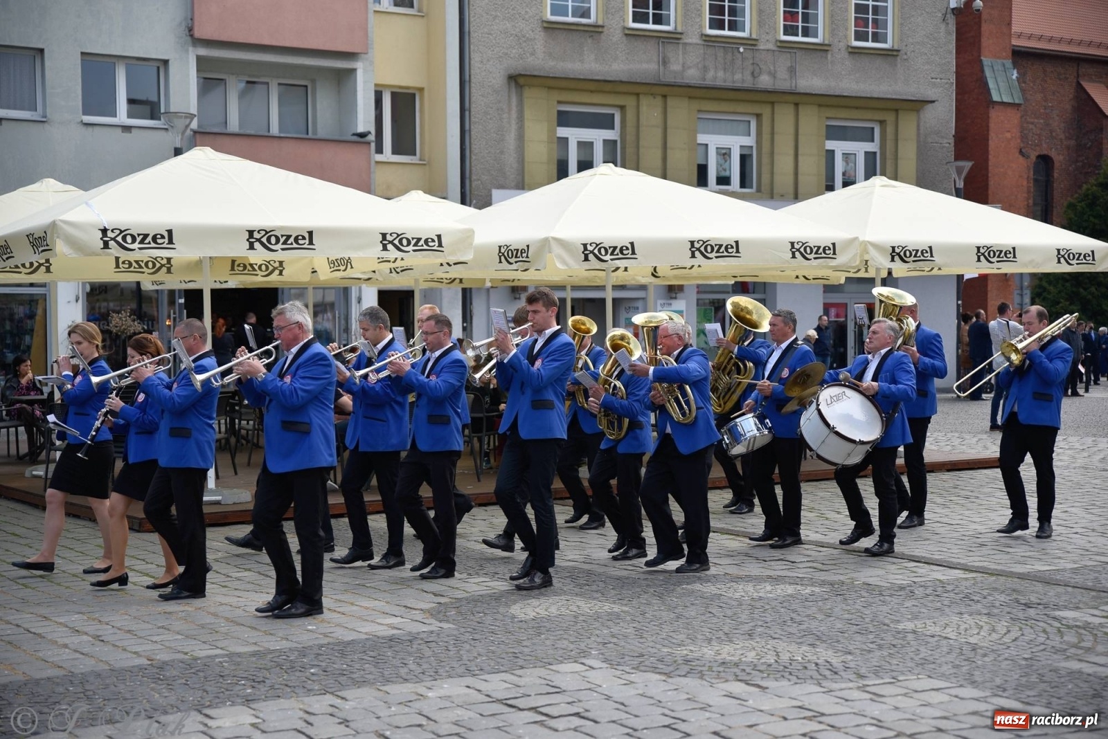 Zdjęcie w galerii na portalu naszraciborz.pl: 11 listopada w tym samym miejscu. Jak wiele się zmieniło od tamtej daty? wiadomości z regionu