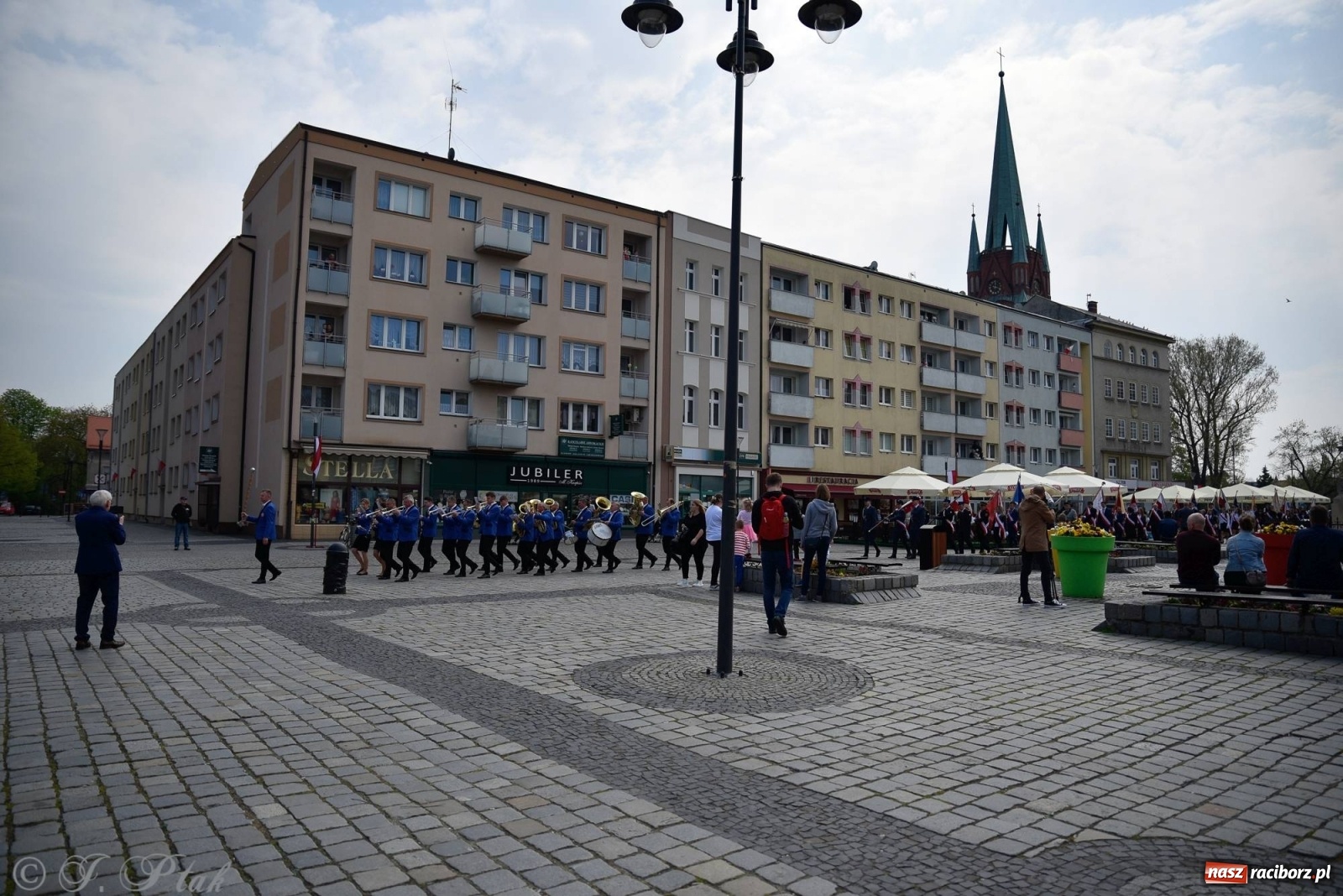 Zdjęcie w galerii na portalu naszraciborz.pl: 11 listopada w tym samym miejscu. Jak wiele się zmieniło od tamtej daty? wiadomości z regionu
