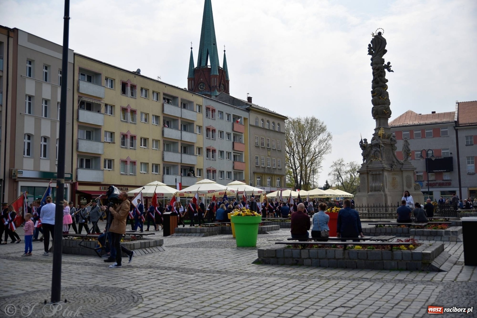 Zdjęcie w galerii na portalu naszraciborz.pl: 11 listopada w tym samym miejscu. Jak wiele się zmieniło od tamtej daty? wiadomości z regionu