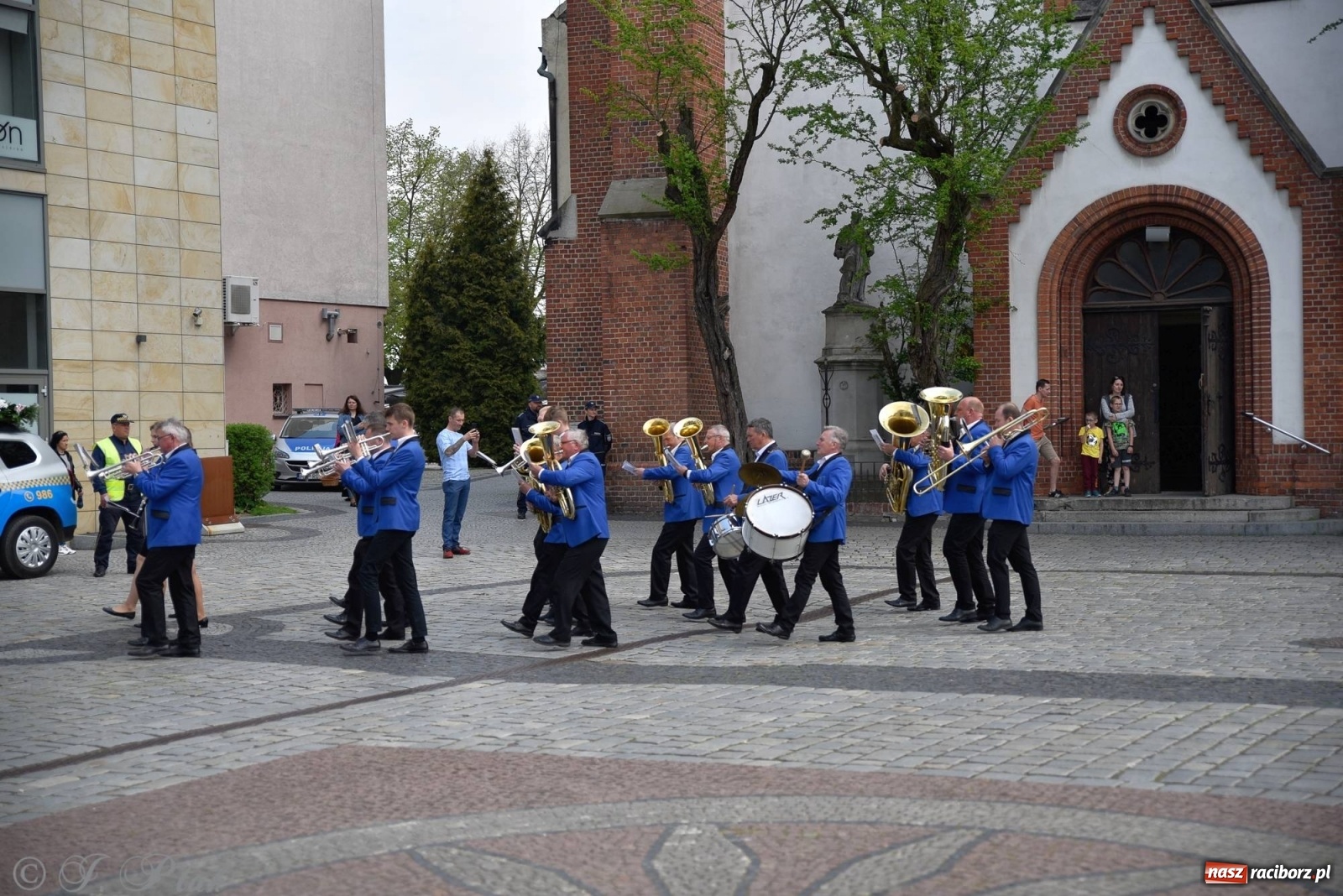 Zdjęcie w galerii na portalu naszraciborz.pl: 11 listopada w tym samym miejscu. Jak wiele się zmieniło od tamtej daty? wiadomości z regionu