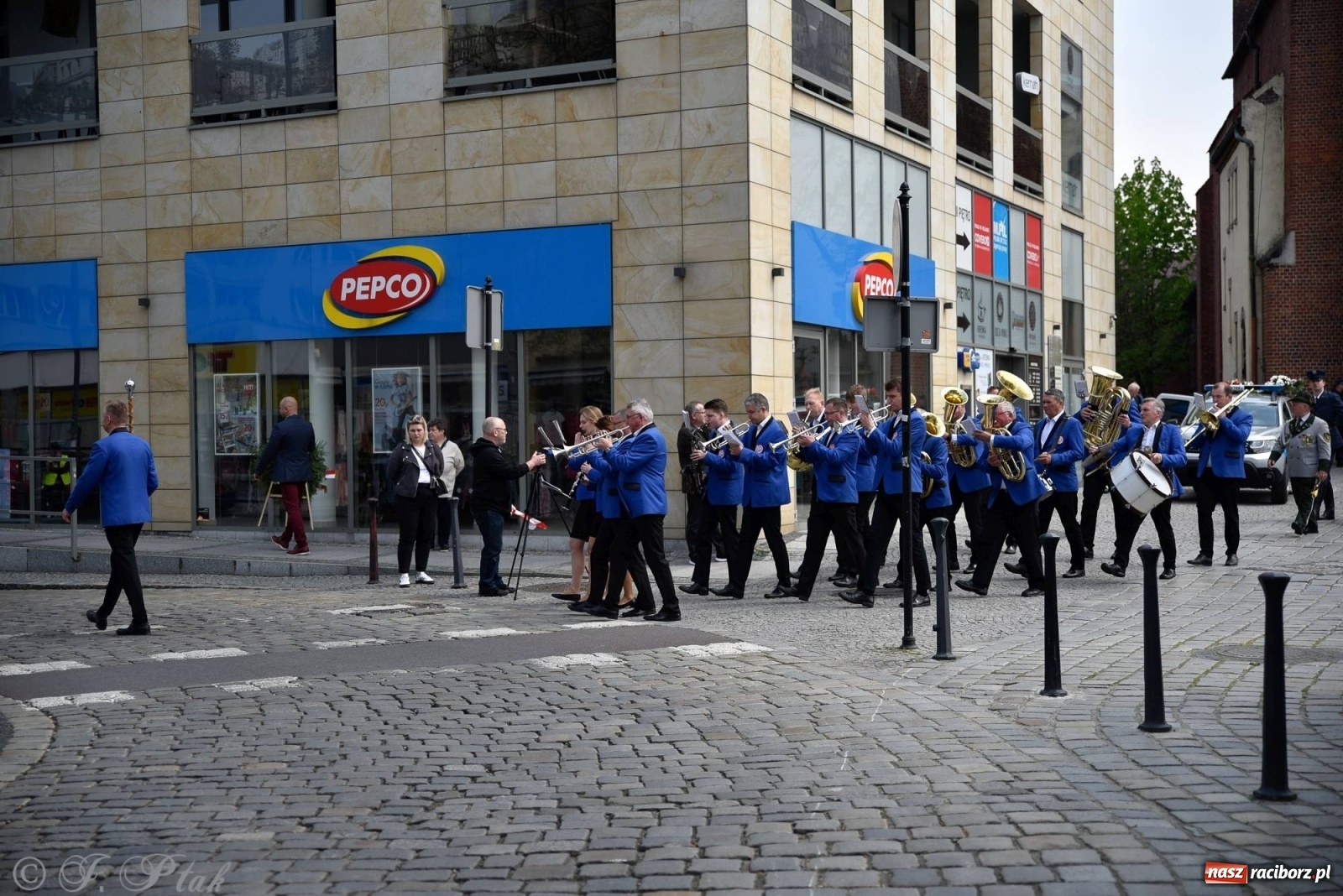 Zdjęcie w galerii na portalu naszraciborz.pl: 11 listopada w tym samym miejscu. Jak wiele się zmieniło od tamtej daty? wiadomości z regionu