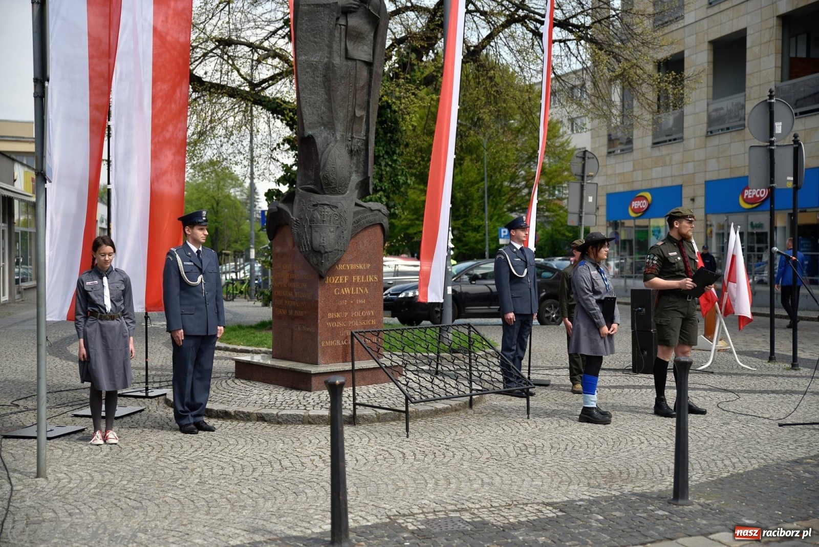 Zdjęcie w galerii na portalu naszraciborz.pl: 11 listopada w tym samym miejscu. Jak wiele się zmieniło od tamtej daty? wiadomości z regionu