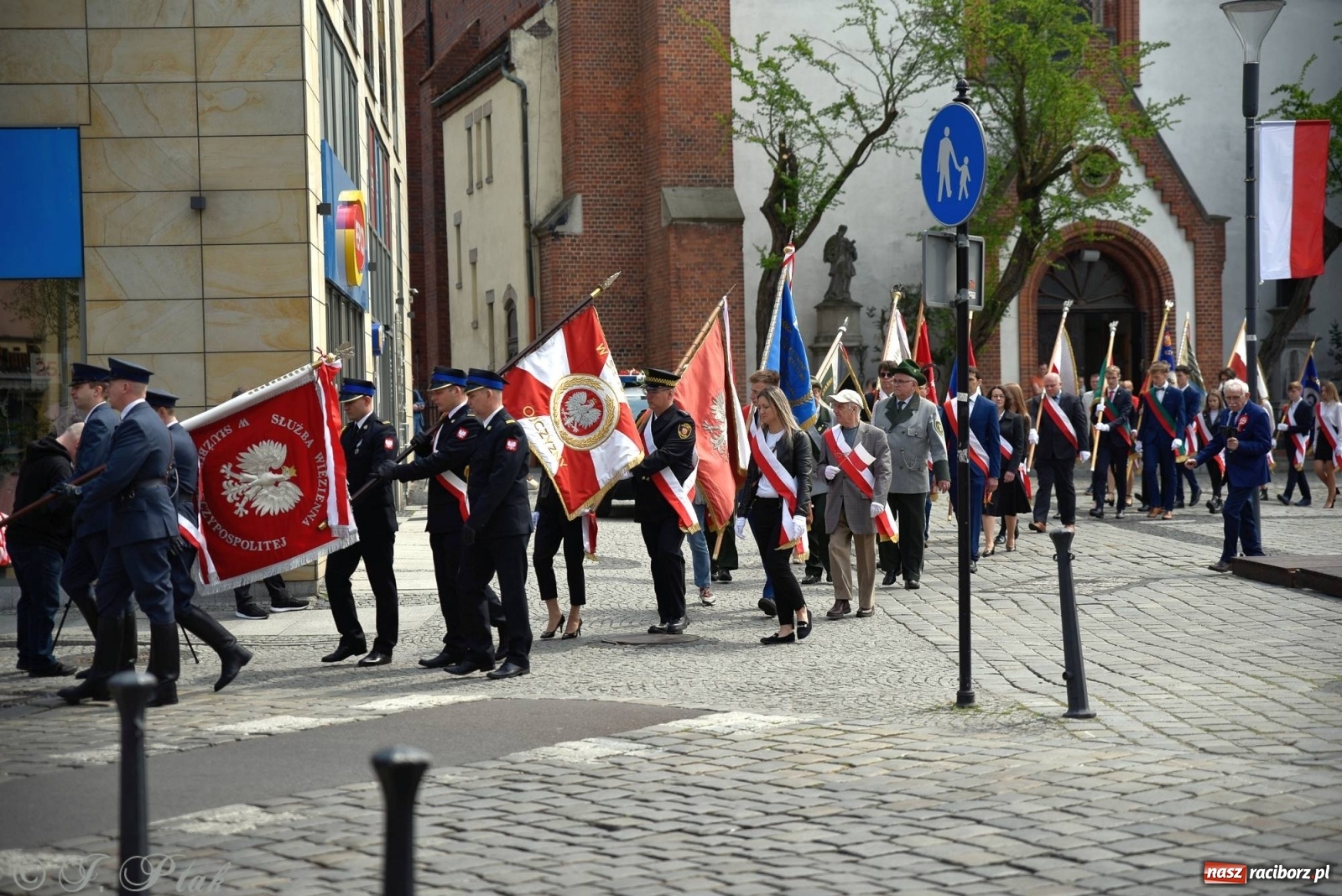 Zdjęcie w galerii na portalu naszraciborz.pl: 11 listopada w tym samym miejscu. Jak wiele się zmieniło od tamtej daty? wiadomości z regionu