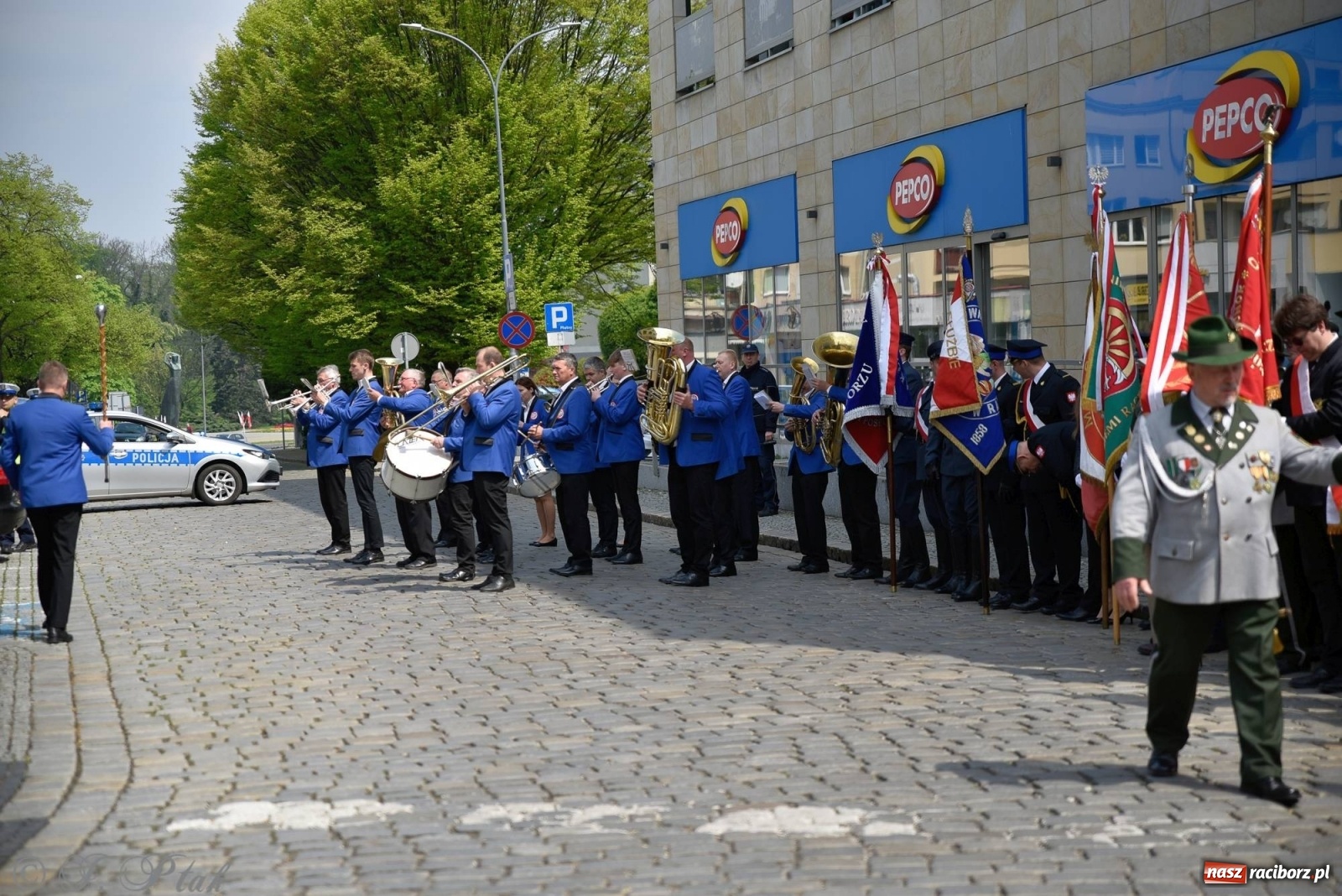 Zdjęcie w galerii na portalu naszraciborz.pl: 11 listopada w tym samym miejscu. Jak wiele się zmieniło od tamtej daty? wiadomości z regionu