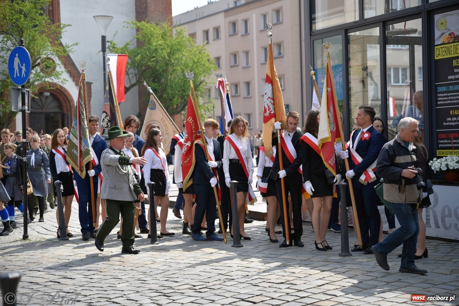 Zdjęcie w galerii na portalu naszraciborz.pl: 11 listopada w tym samym miejscu. Jak wiele się zmieniło od tamtej daty? wiadomości z regionu