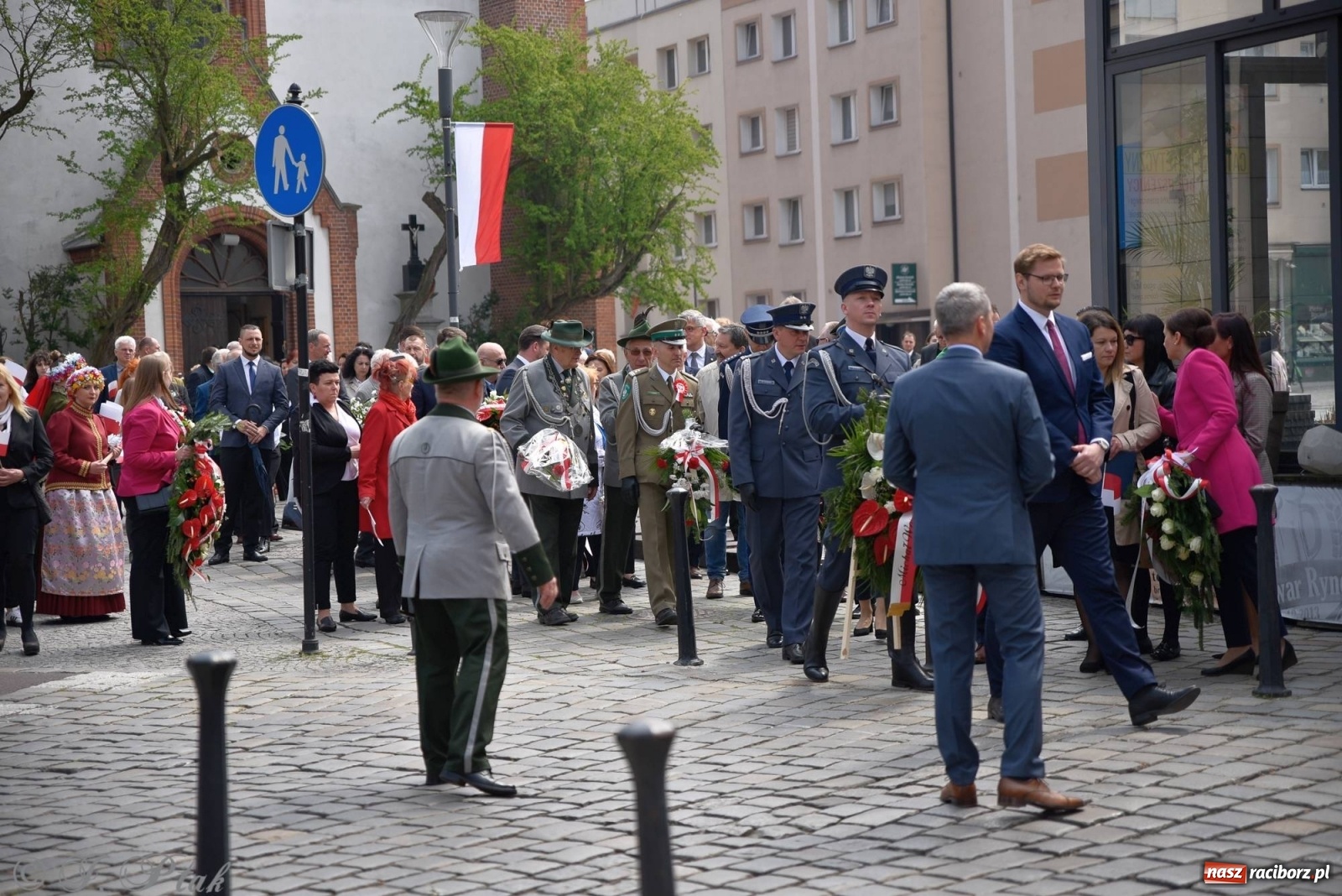 Zdjęcie w galerii na portalu naszraciborz.pl: 11 listopada w tym samym miejscu. Jak wiele się zmieniło od tamtej daty? wiadomości z regionu