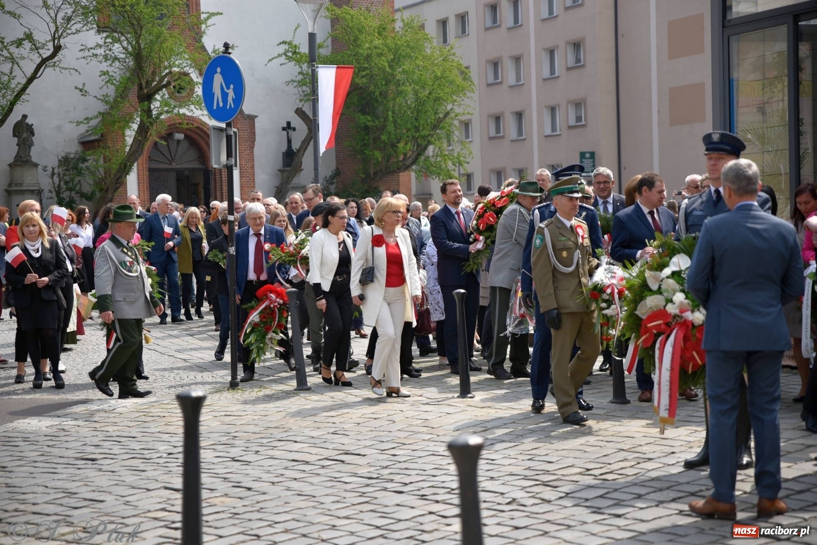 Zdjęcie w galerii na portalu naszraciborz.pl: 11 listopada w tym samym miejscu. Jak wiele się zmieniło od tamtej daty? wiadomości z regionu
