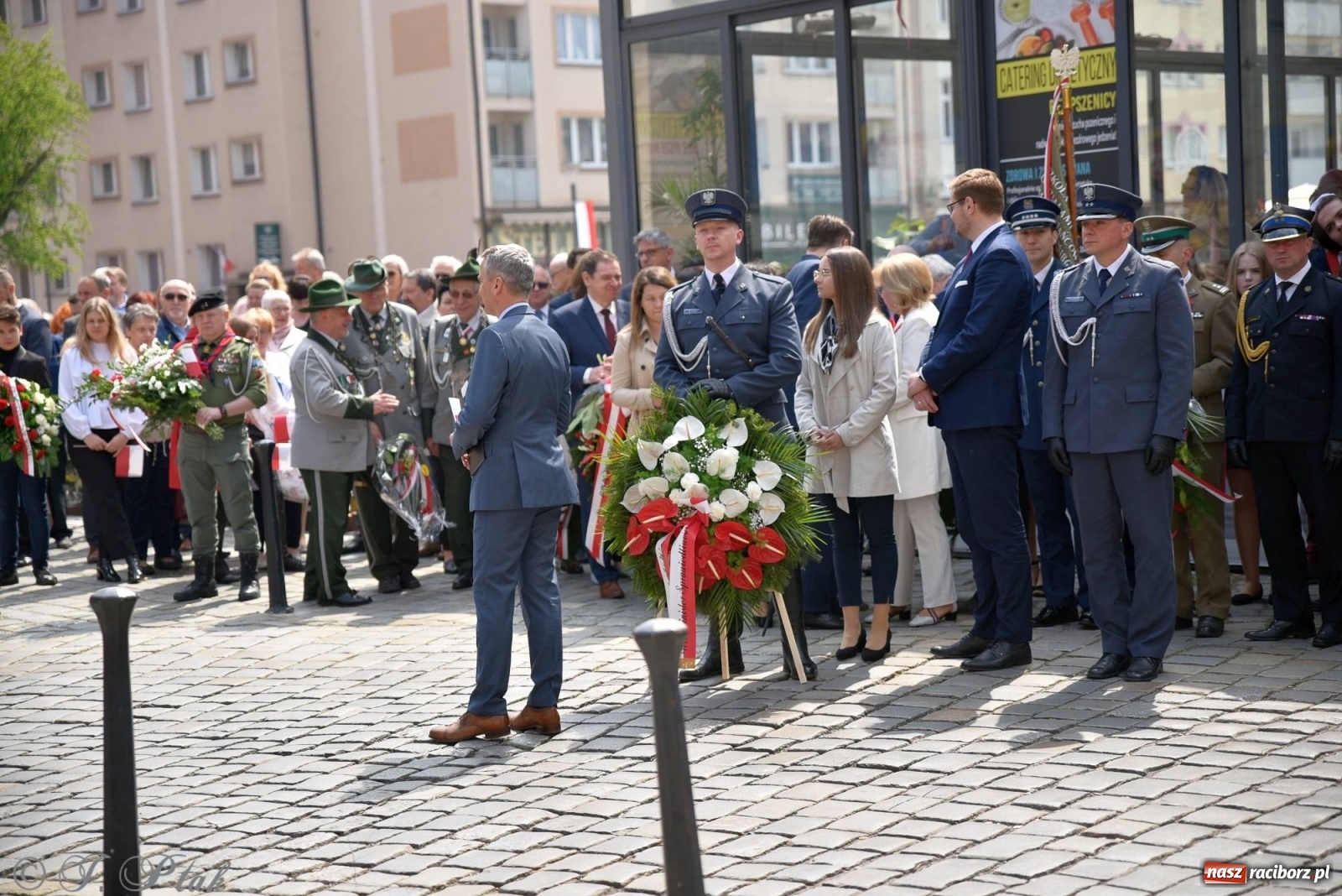 Zdjęcie w galerii na portalu naszraciborz.pl: 11 listopada w tym samym miejscu. Jak wiele się zmieniło od tamtej daty? wiadomości z regionu