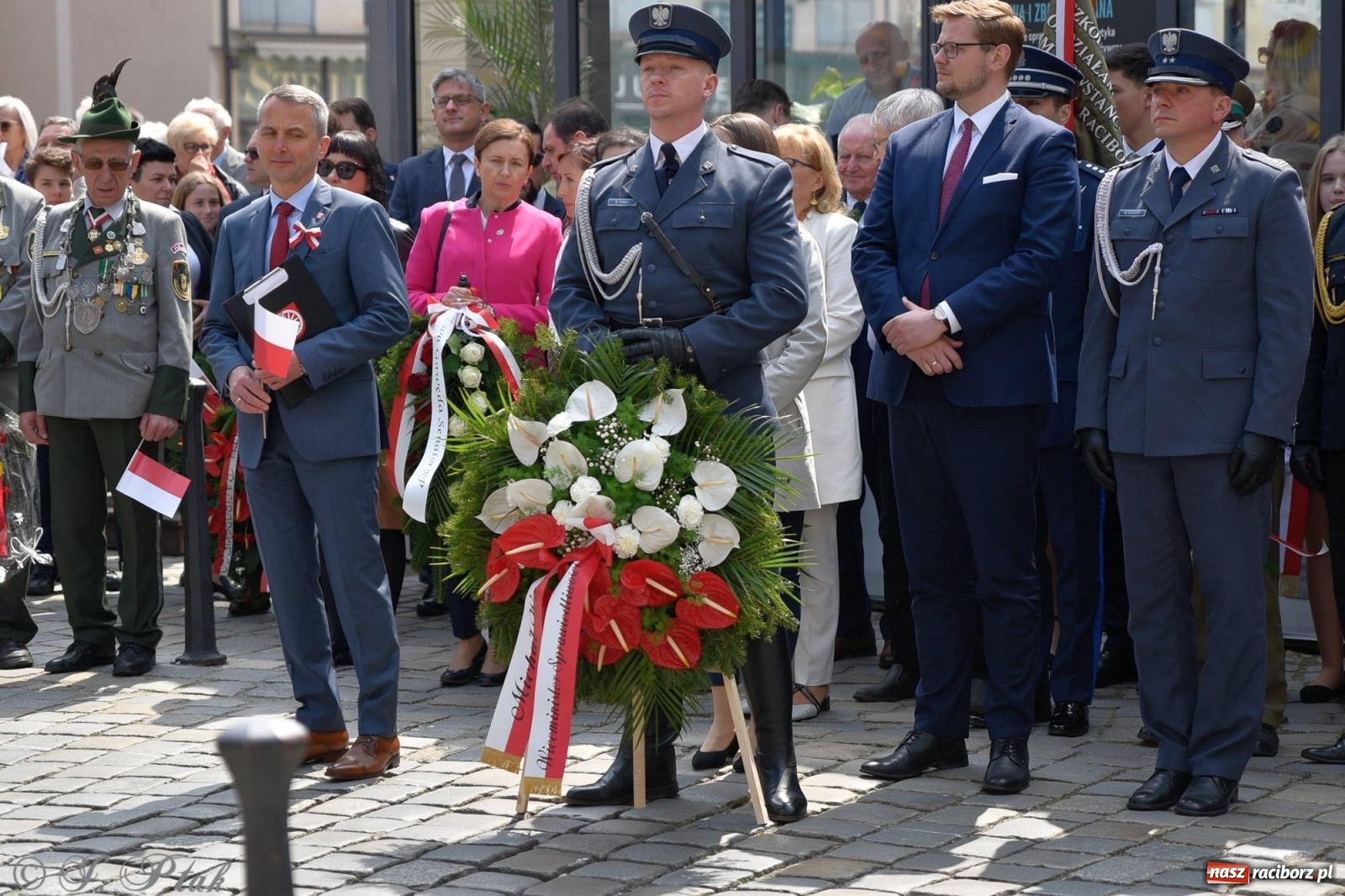 Zdjęcie w galerii na portalu naszraciborz.pl: 11 listopada w tym samym miejscu. Jak wiele się zmieniło od tamtej daty? wiadomości z regionu