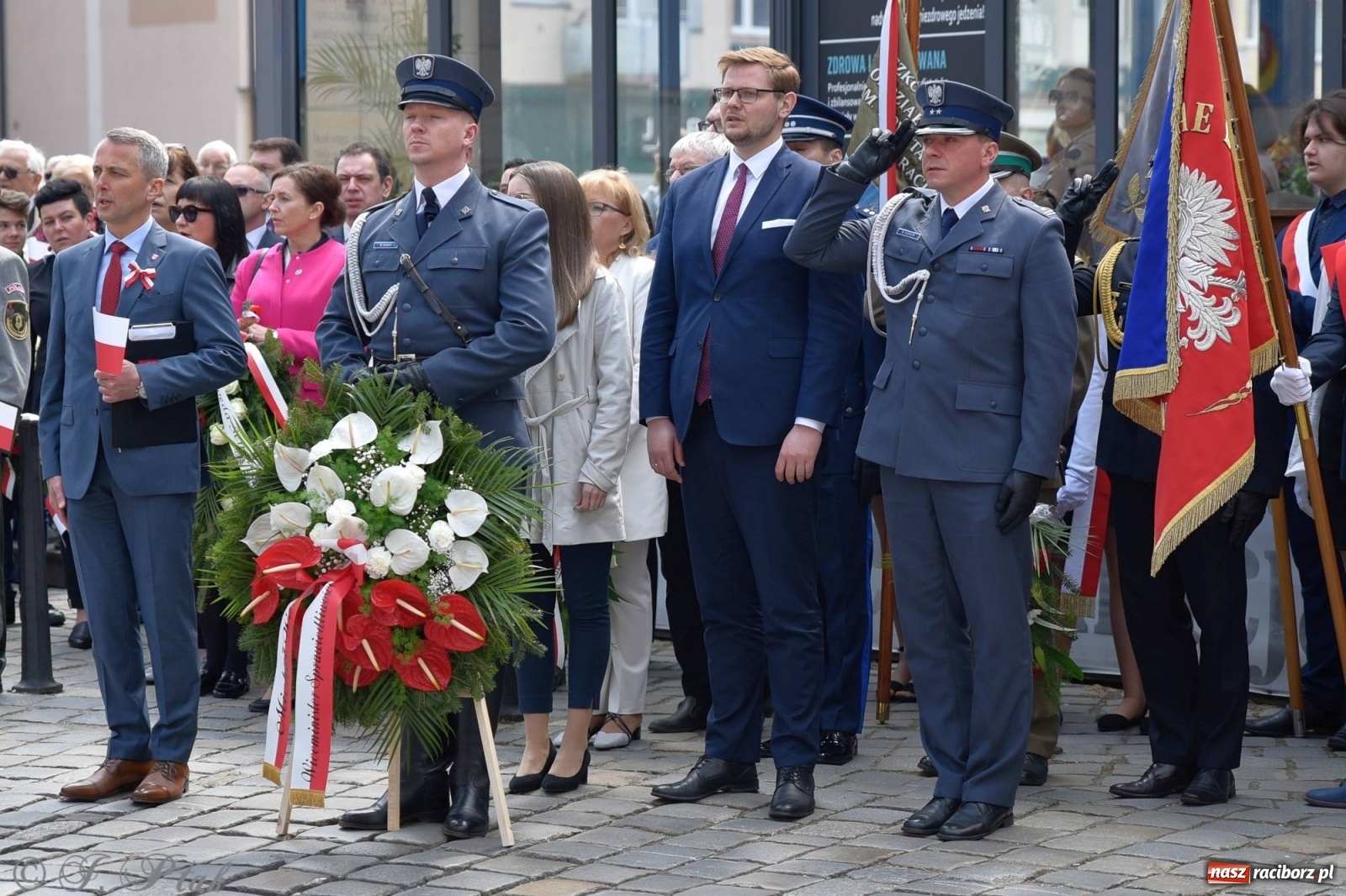 Zdjęcie w galerii na portalu naszraciborz.pl: 11 listopada w tym samym miejscu. Jak wiele się zmieniło od tamtej daty? wiadomości z regionu