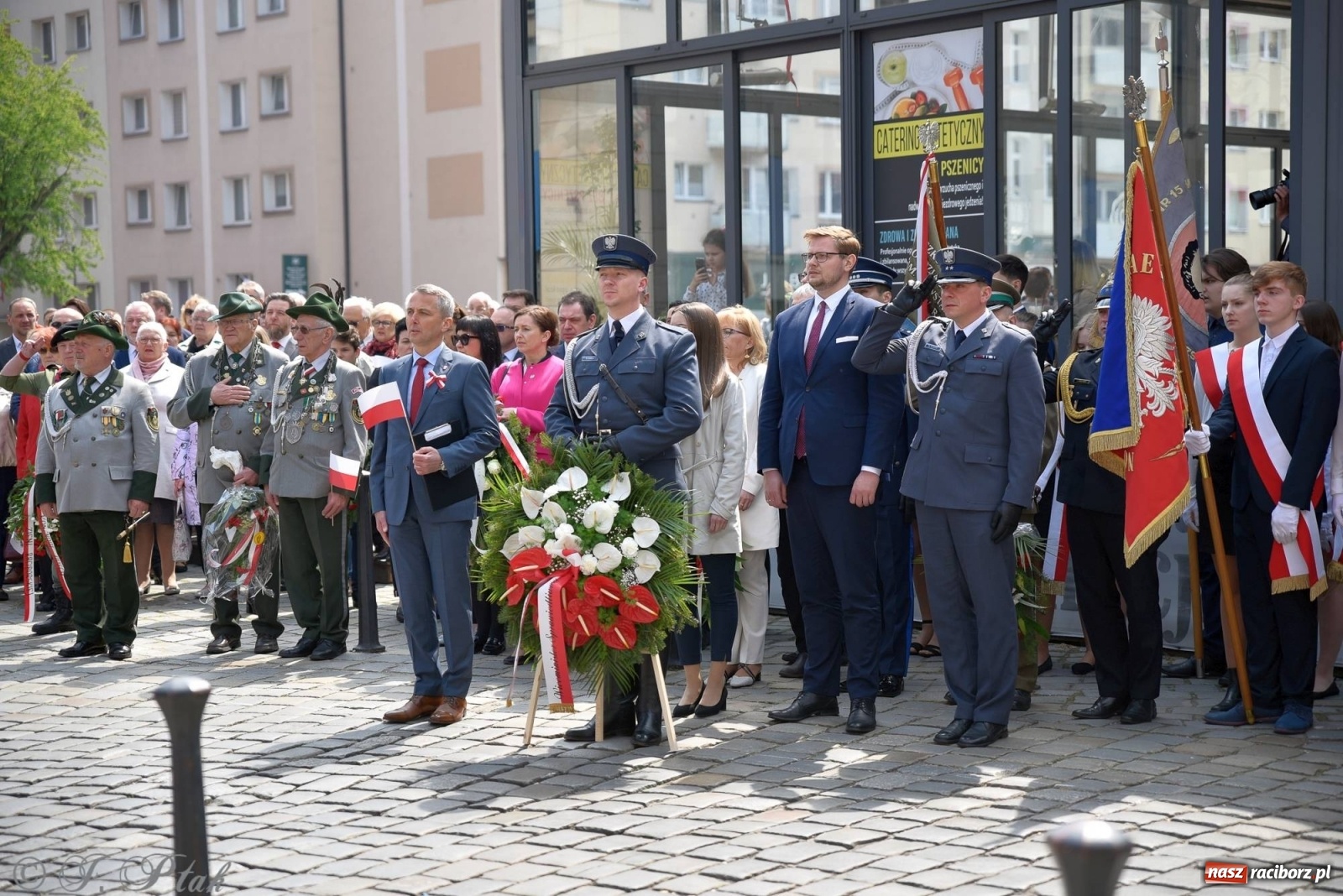 Zdjęcie w galerii na portalu naszraciborz.pl: 11 listopada w tym samym miejscu. Jak wiele się zmieniło od tamtej daty? wiadomości z regionu