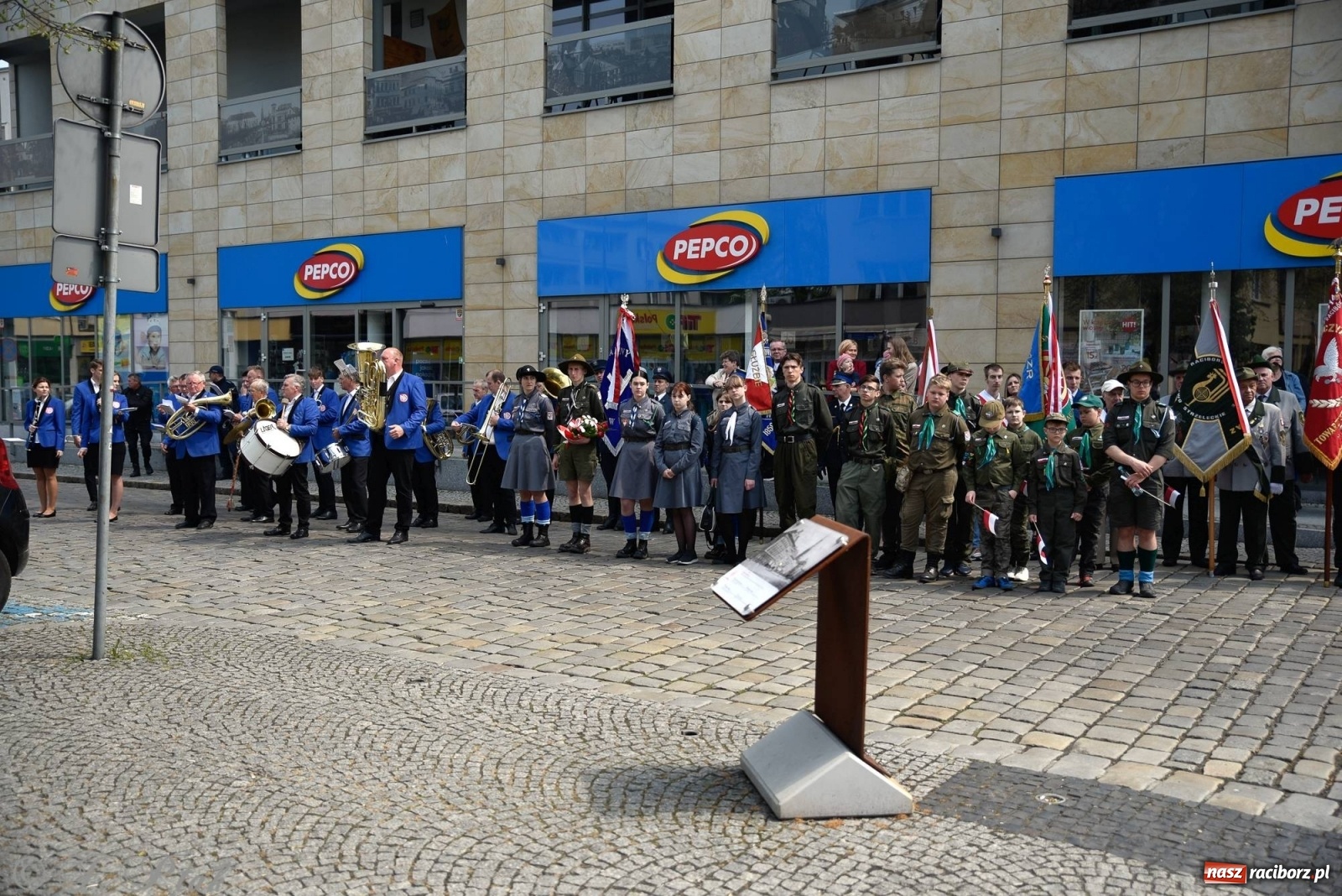 Zdjęcie w galerii na portalu naszraciborz.pl: 11 listopada w tym samym miejscu. Jak wiele się zmieniło od tamtej daty? wiadomości z regionu