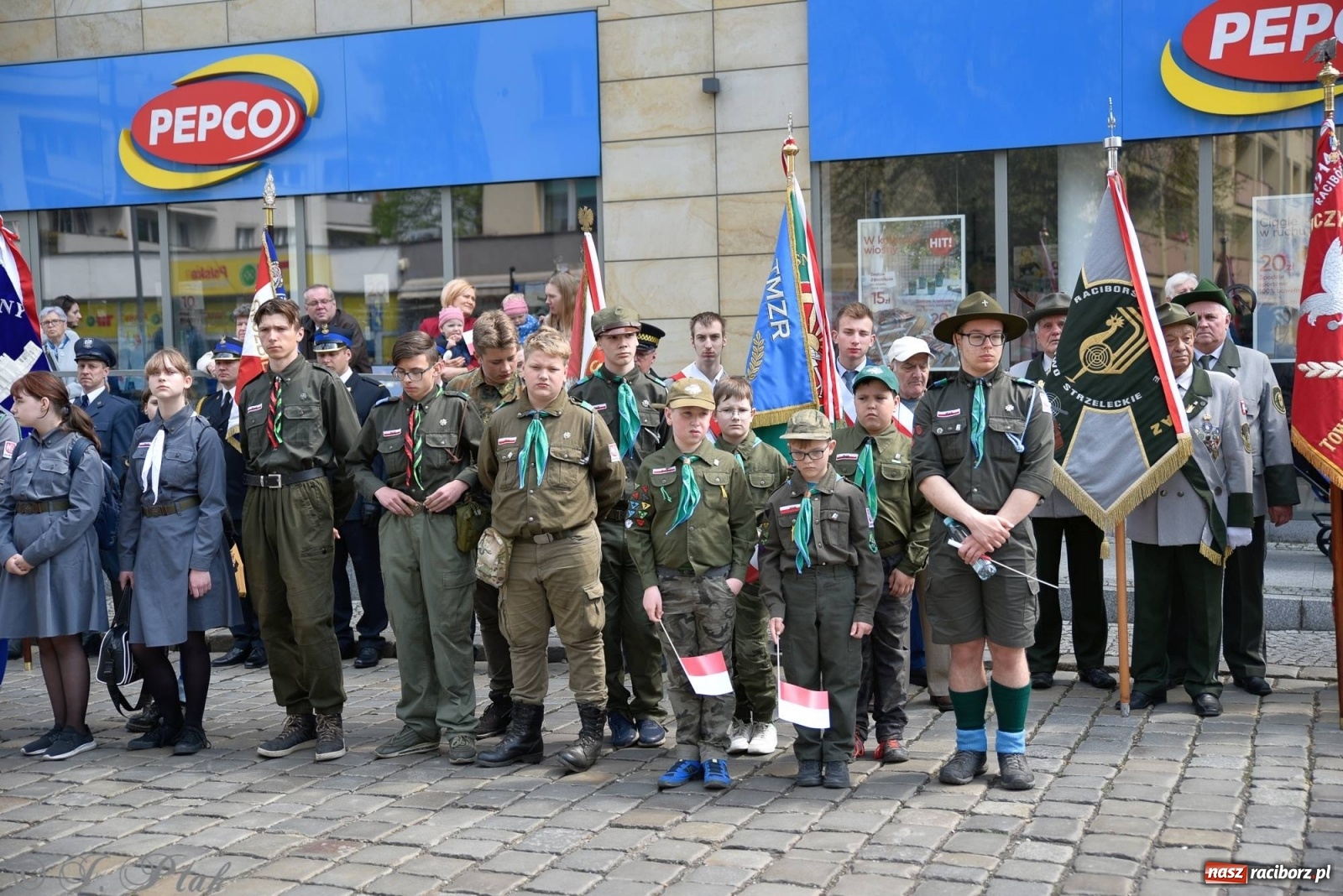 Zdjęcie w galerii na portalu naszraciborz.pl: 11 listopada w tym samym miejscu. Jak wiele się zmieniło od tamtej daty? wiadomości z regionu