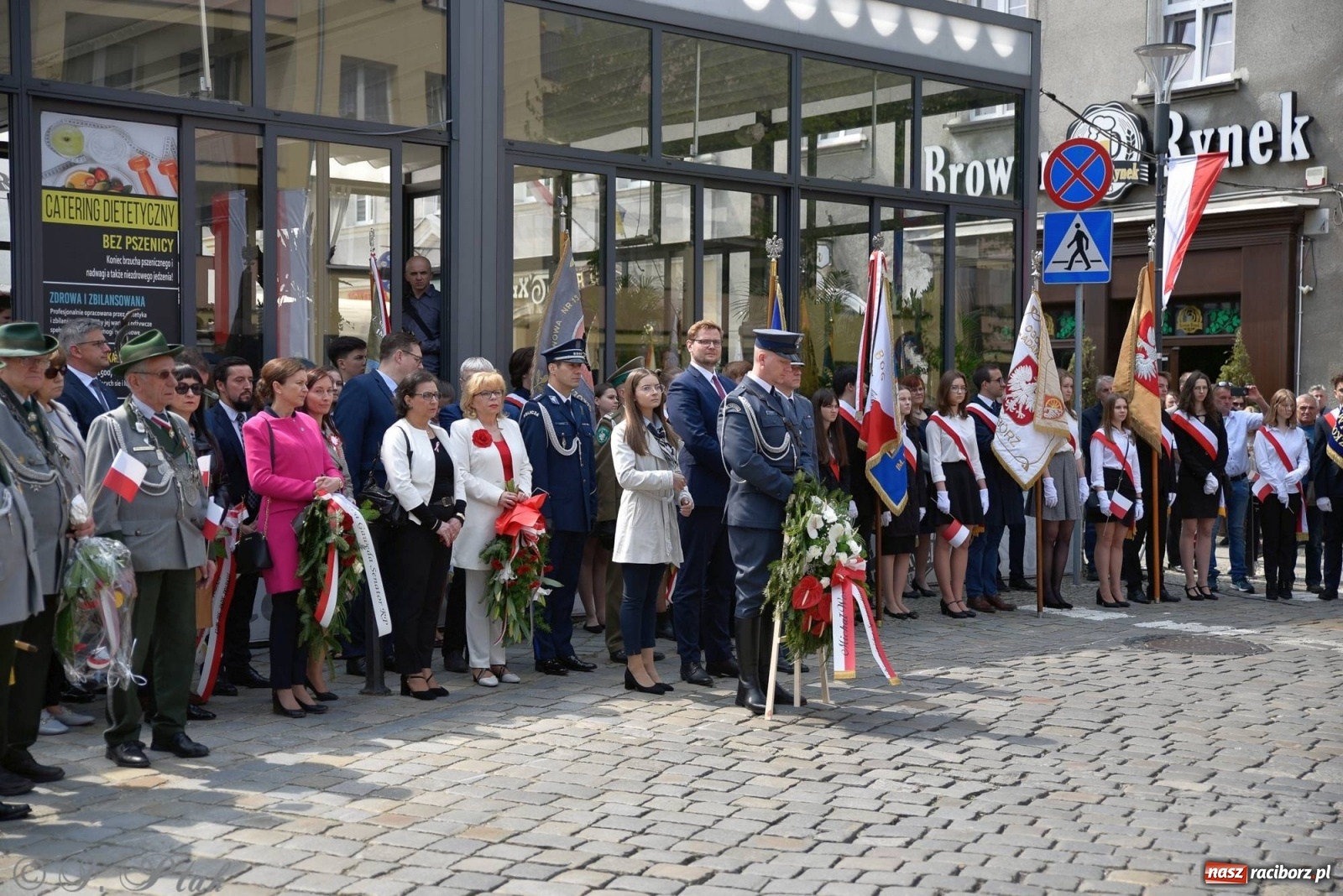Zdjęcie w galerii na portalu naszraciborz.pl: 11 listopada w tym samym miejscu. Jak wiele się zmieniło od tamtej daty? wiadomości z regionu