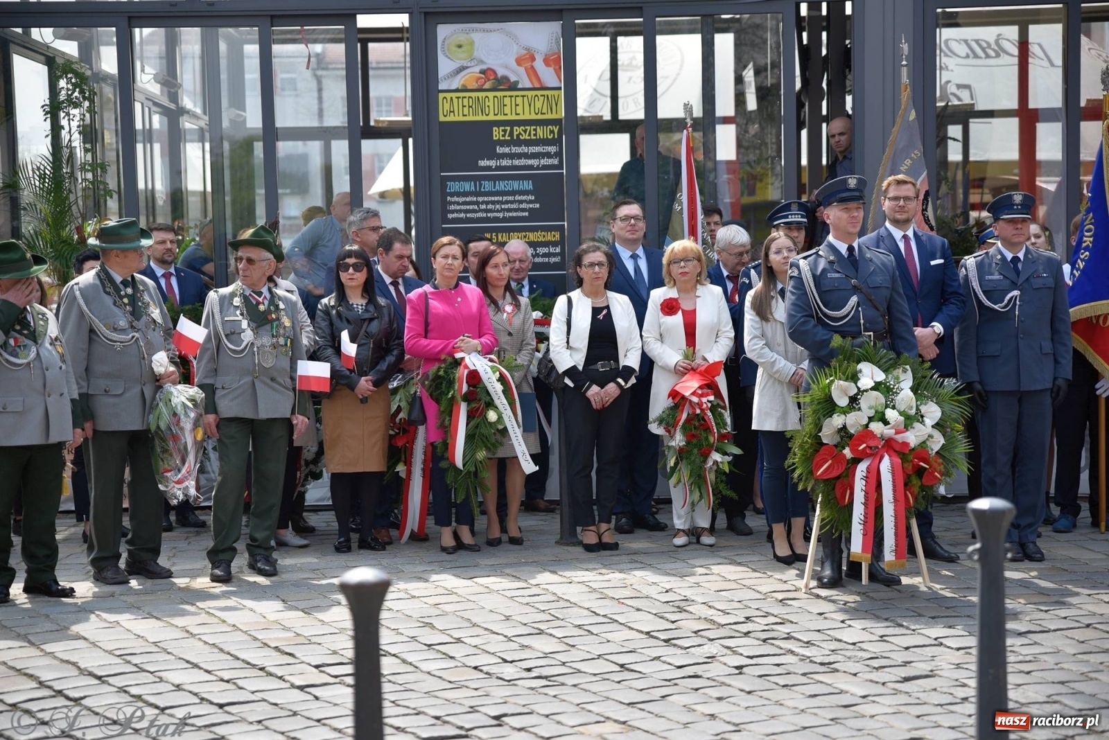 Zdjęcie w galerii na portalu naszraciborz.pl: 11 listopada w tym samym miejscu. Jak wiele się zmieniło od tamtej daty? wiadomości z regionu
