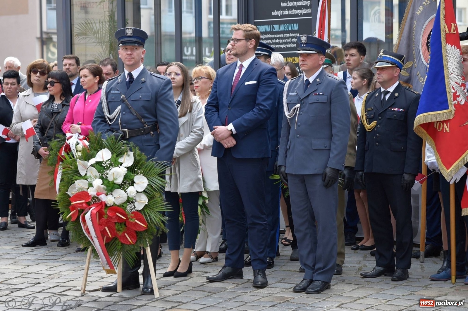 Zdjęcie w galerii na portalu naszraciborz.pl: 11 listopada w tym samym miejscu. Jak wiele się zmieniło od tamtej daty? wiadomości z regionu