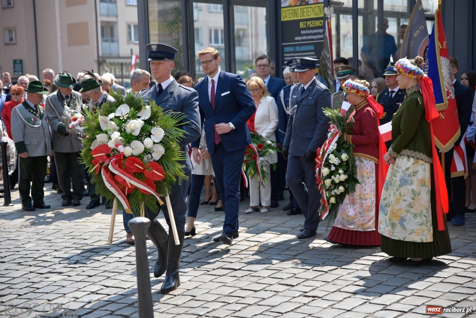 Zdjęcie w galerii na portalu naszraciborz.pl: 11 listopada w tym samym miejscu. Jak wiele się zmieniło od tamtej daty? wiadomości z regionu