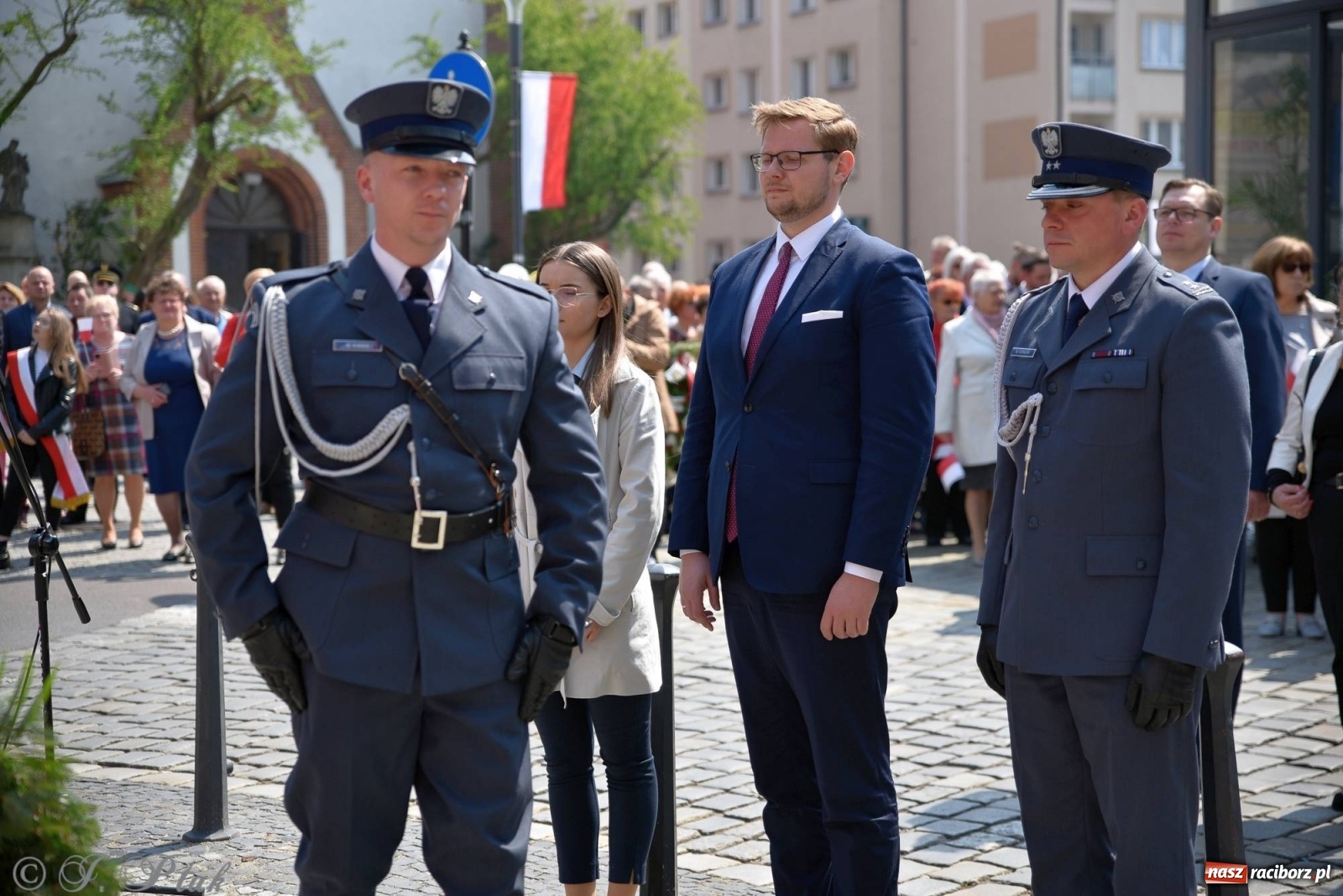 Zdjęcie w galerii na portalu naszraciborz.pl: 11 listopada w tym samym miejscu. Jak wiele się zmieniło od tamtej daty? wiadomości z regionu