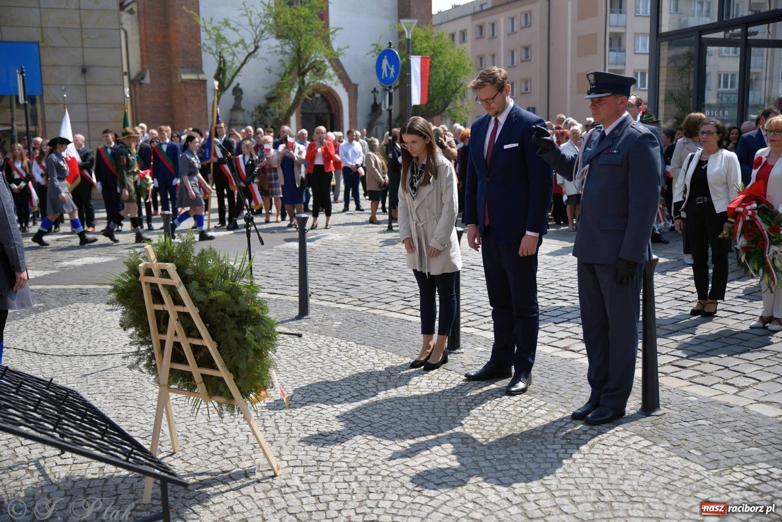 Zdjęcie w galerii na portalu naszraciborz.pl: 11 listopada w tym samym miejscu. Jak wiele się zmieniło od tamtej daty? wiadomości z regionu