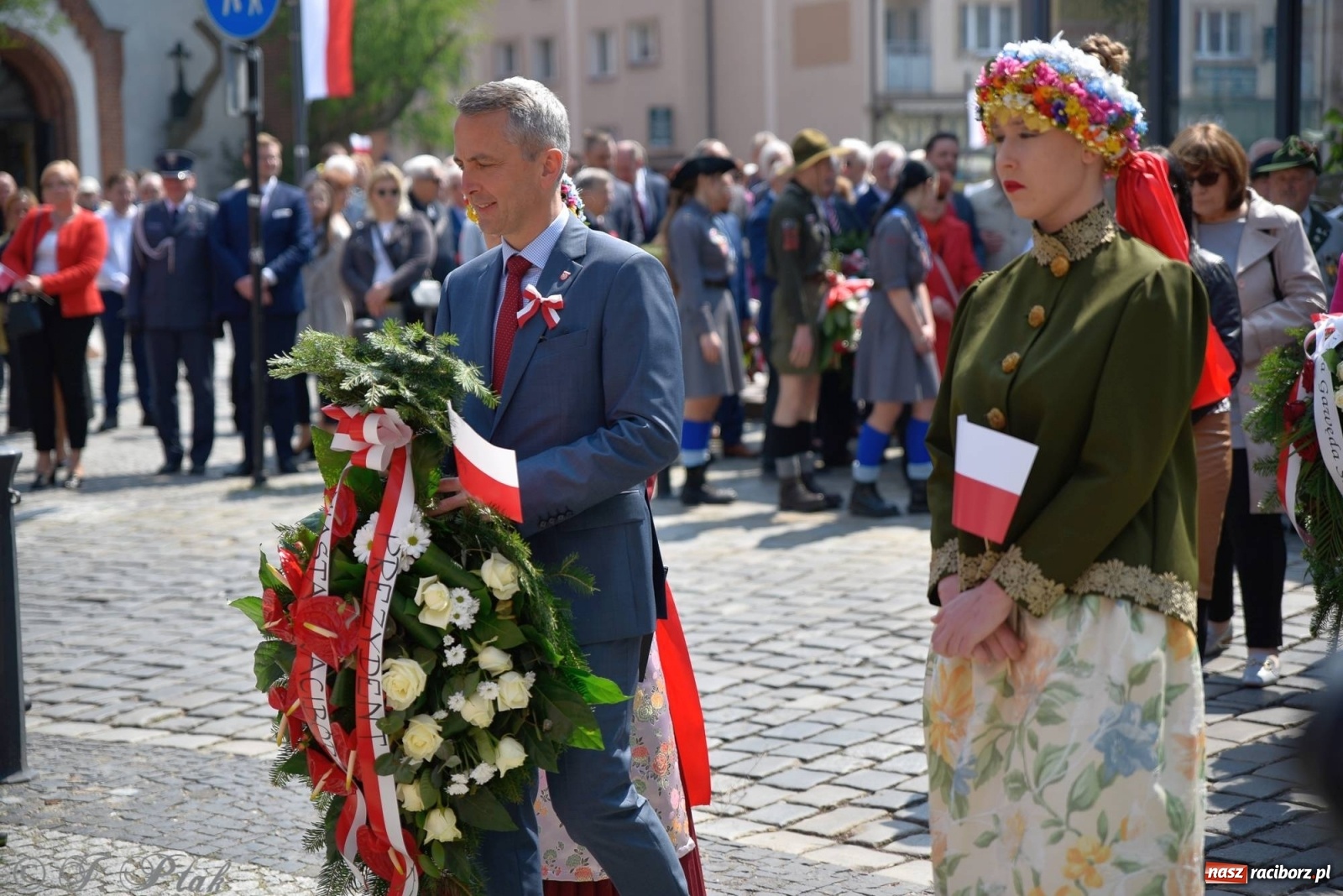 Zdjęcie w galerii na portalu naszraciborz.pl: 11 listopada w tym samym miejscu. Jak wiele się zmieniło od tamtej daty? wiadomości z regionu