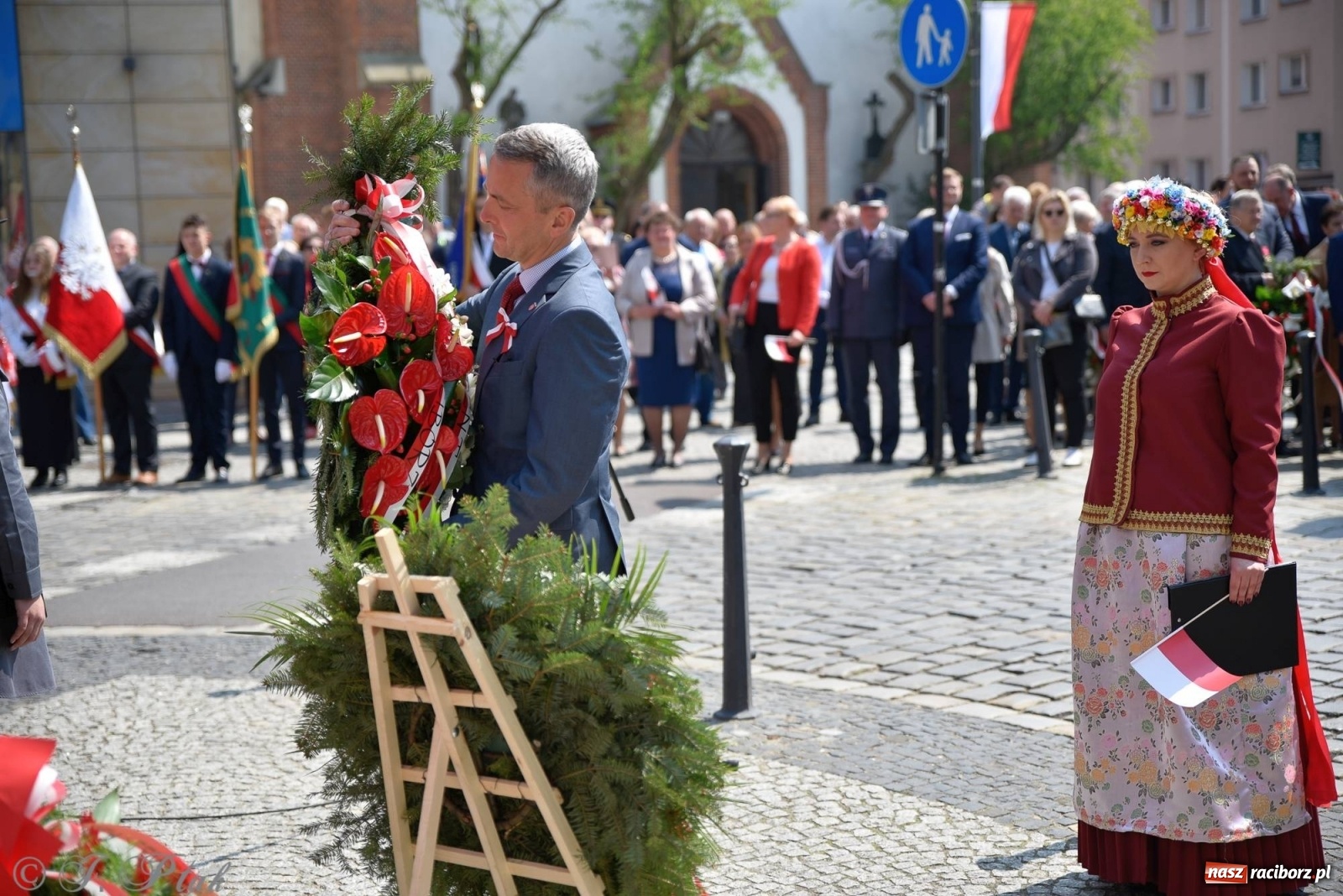 Zdjęcie w galerii na portalu naszraciborz.pl: 11 listopada w tym samym miejscu. Jak wiele się zmieniło od tamtej daty? wiadomości z regionu