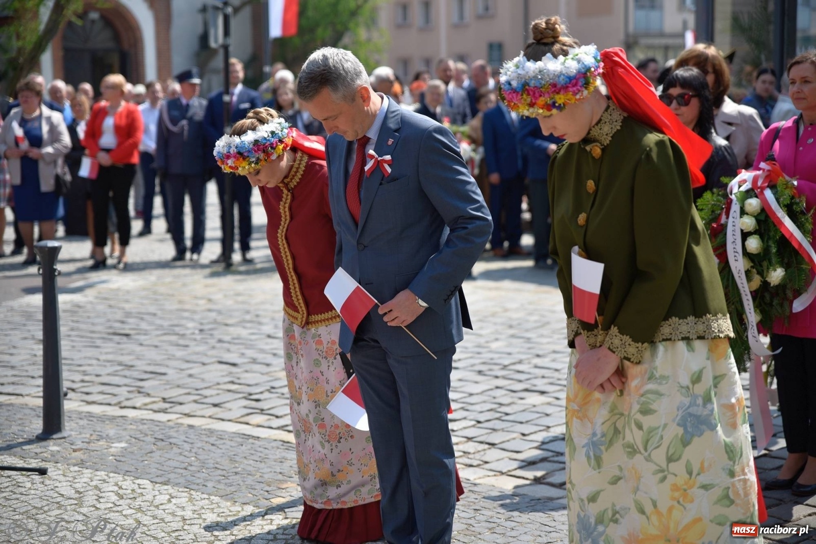 Zdjęcie w galerii na portalu naszraciborz.pl: 11 listopada w tym samym miejscu. Jak wiele się zmieniło od tamtej daty? wiadomości z regionu