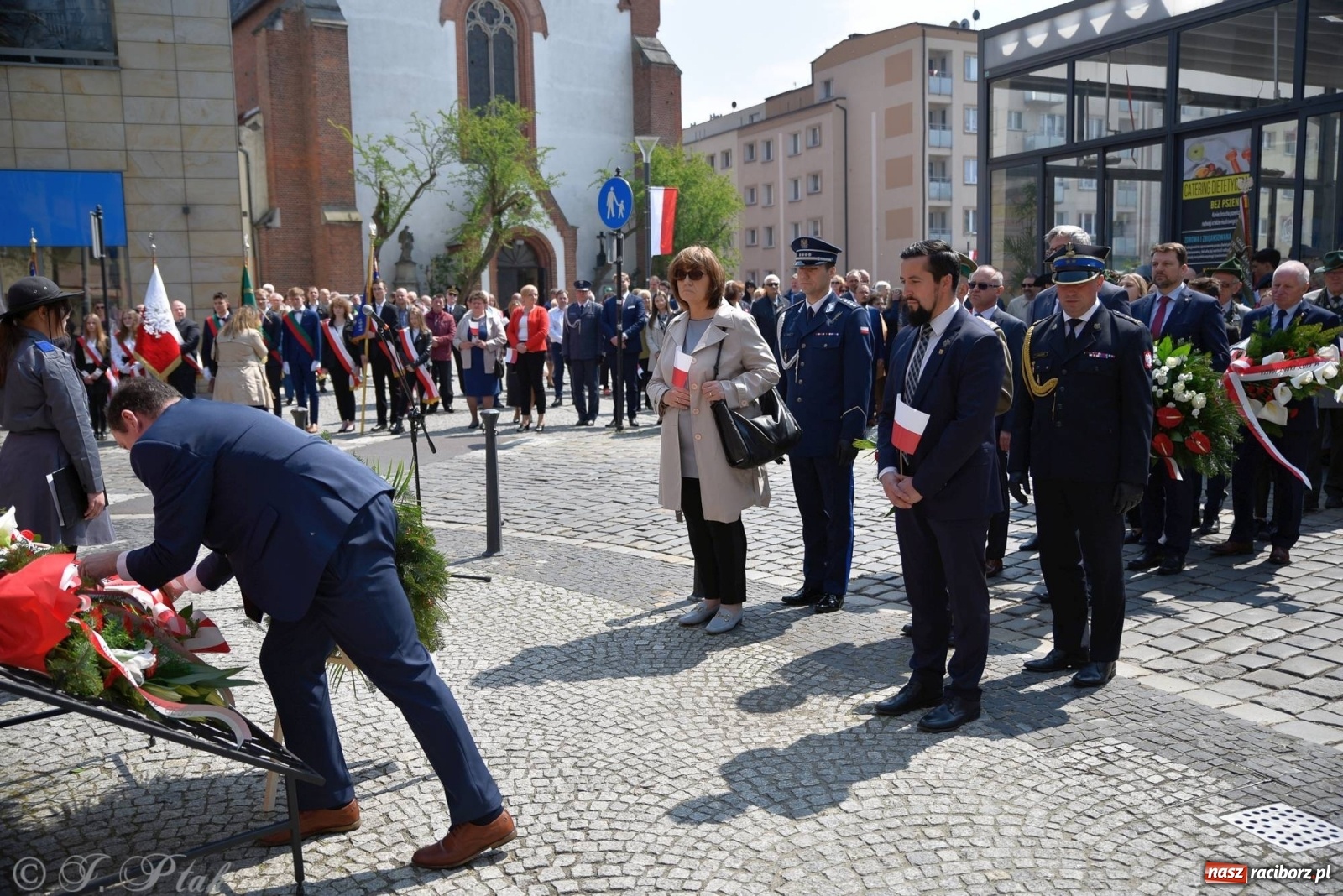 Zdjęcie w galerii na portalu naszraciborz.pl: 11 listopada w tym samym miejscu. Jak wiele się zmieniło od tamtej daty? wiadomości z regionu