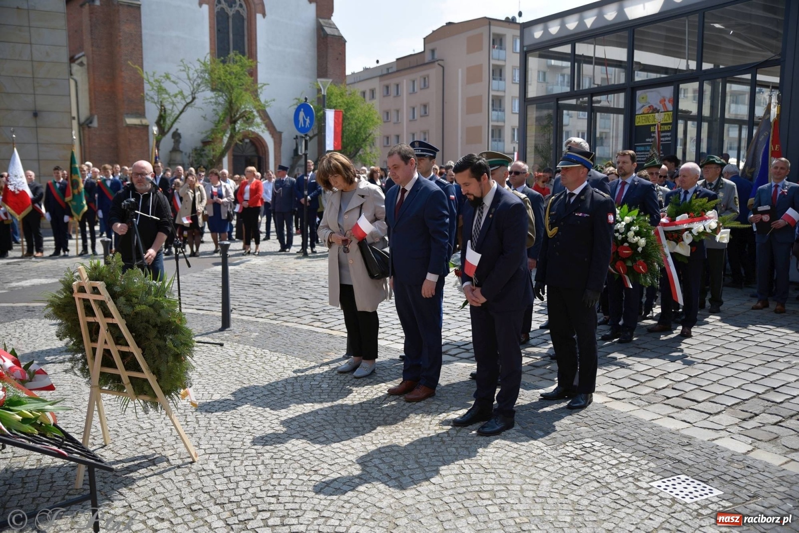 Zdjęcie w galerii na portalu naszraciborz.pl: 11 listopada w tym samym miejscu. Jak wiele się zmieniło od tamtej daty? wiadomości z regionu