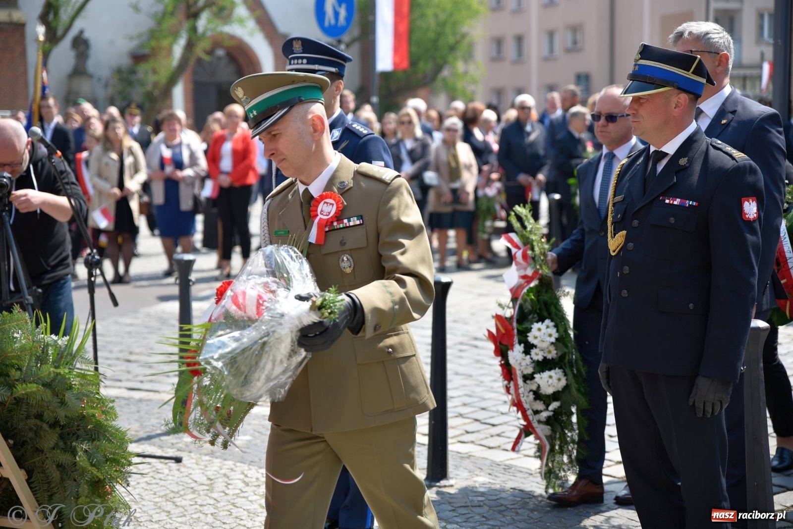 Zdjęcie w galerii na portalu naszraciborz.pl: 11 listopada w tym samym miejscu. Jak wiele się zmieniło od tamtej daty? wiadomości z regionu