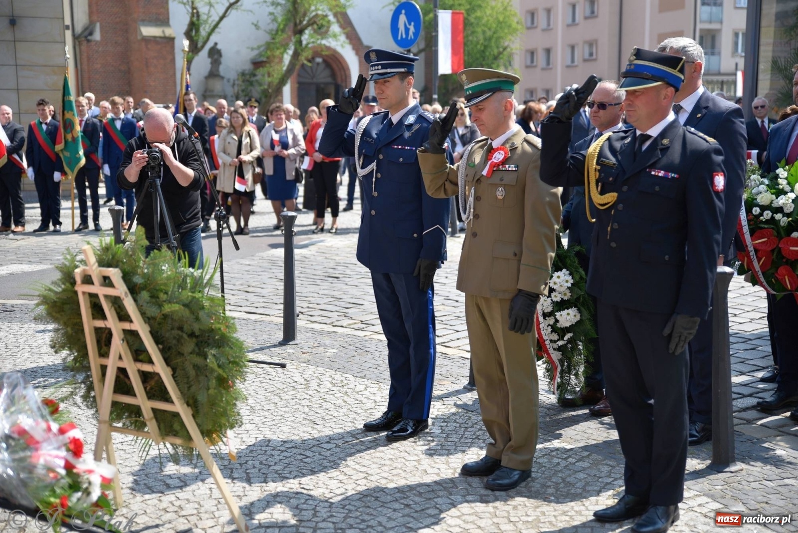 Zdjęcie w galerii na portalu naszraciborz.pl: 11 listopada w tym samym miejscu. Jak wiele się zmieniło od tamtej daty? wiadomości z regionu
