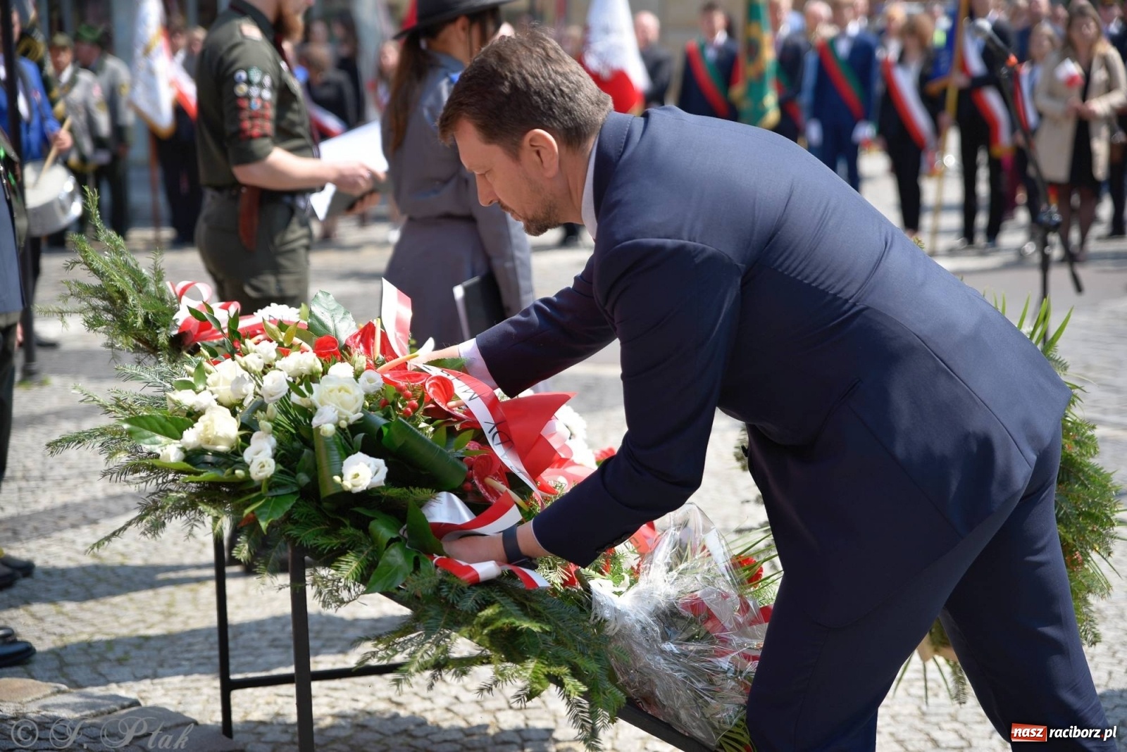 Zdjęcie w galerii na portalu naszraciborz.pl: 11 listopada w tym samym miejscu. Jak wiele się zmieniło od tamtej daty? wiadomości z regionu