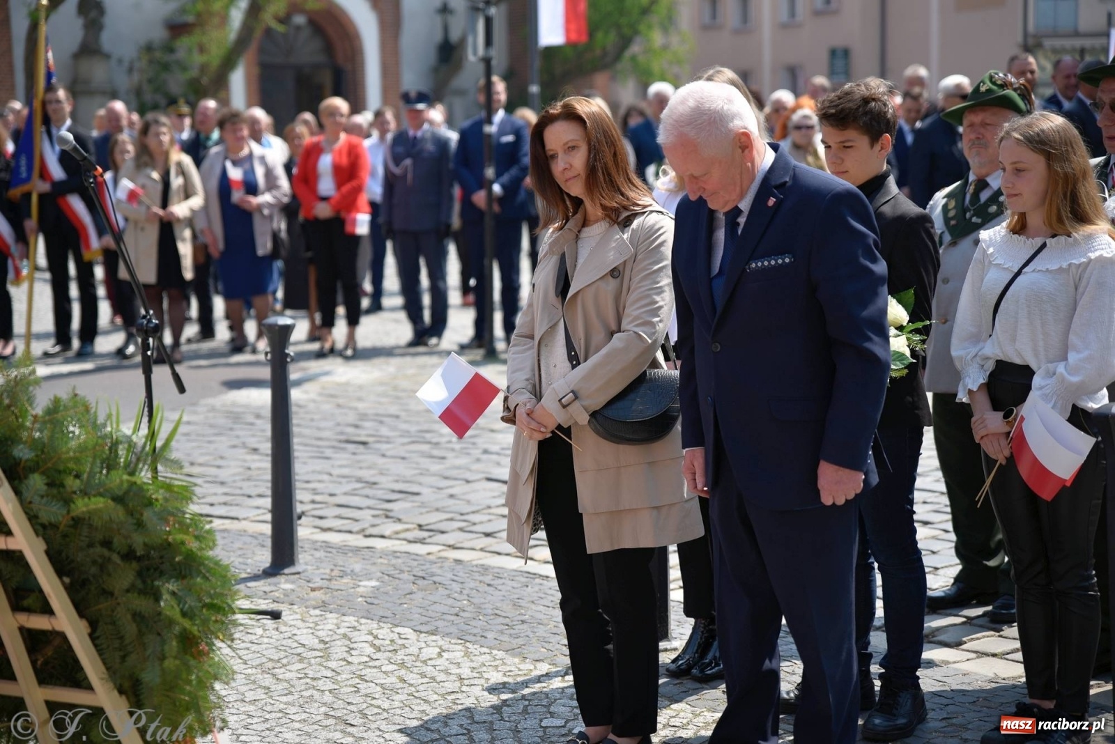 Zdjęcie w galerii na portalu naszraciborz.pl: 11 listopada w tym samym miejscu. Jak wiele się zmieniło od tamtej daty? wiadomości z regionu